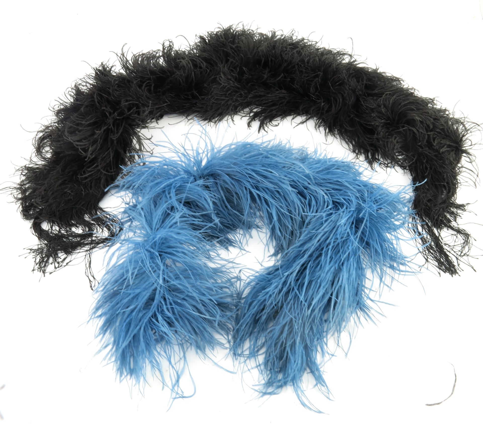 Null 20世纪初，黑色的长羽毛领子，背面略深，用黑色的丝绸衬里，在前面的点上用8英寸或20厘米的黑色流苏完成；一个皇家蓝色的鸵鸟羽毛长袍，约32英寸或81厘&hellip;