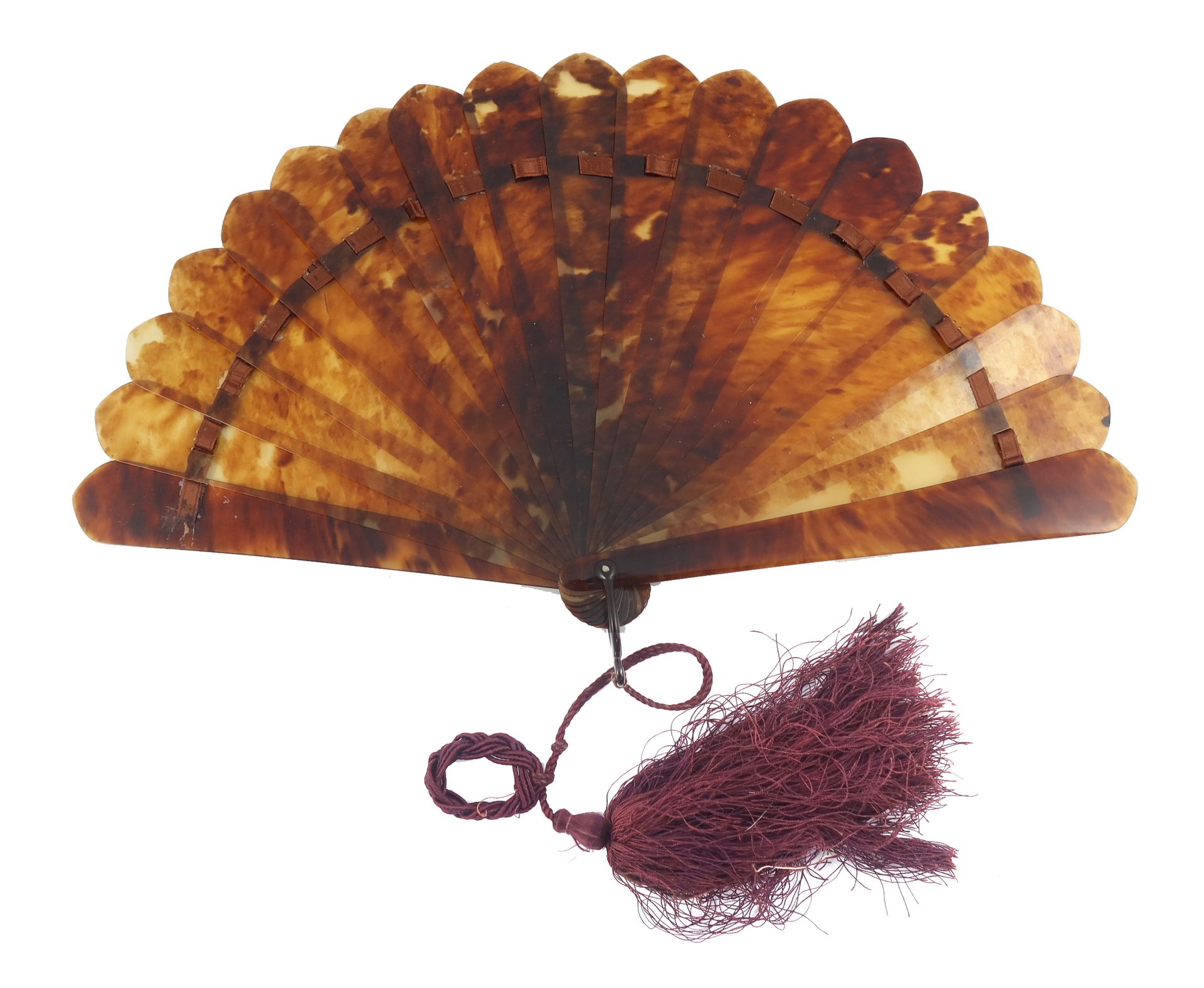 Null A An elegant circa 1880’s tortoiseshell brisé fan with good mottling, the s&hellip;