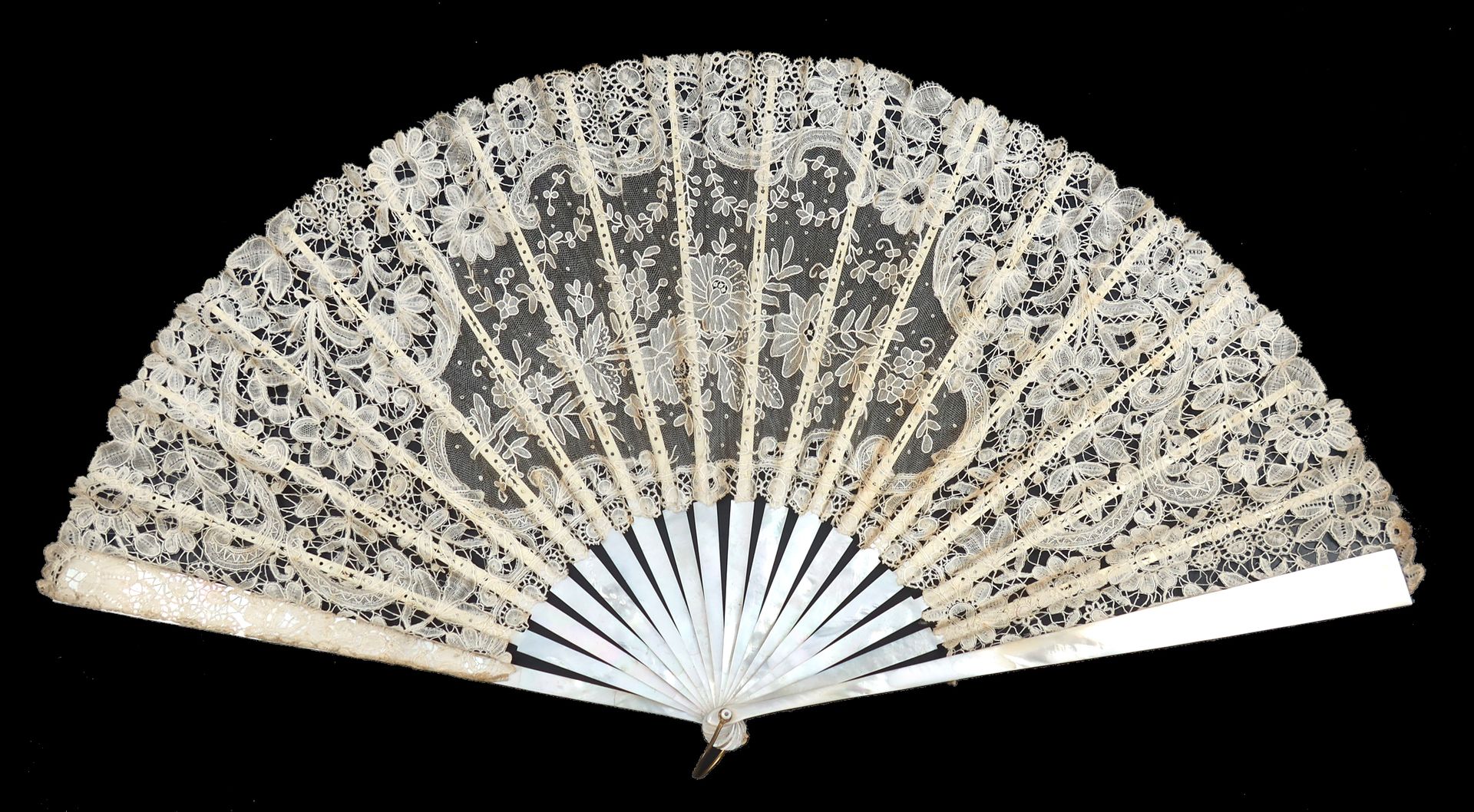 Null A large Brussels Mixed lace fan c 1890’s, the leaf mounted on white Mother &hellip;