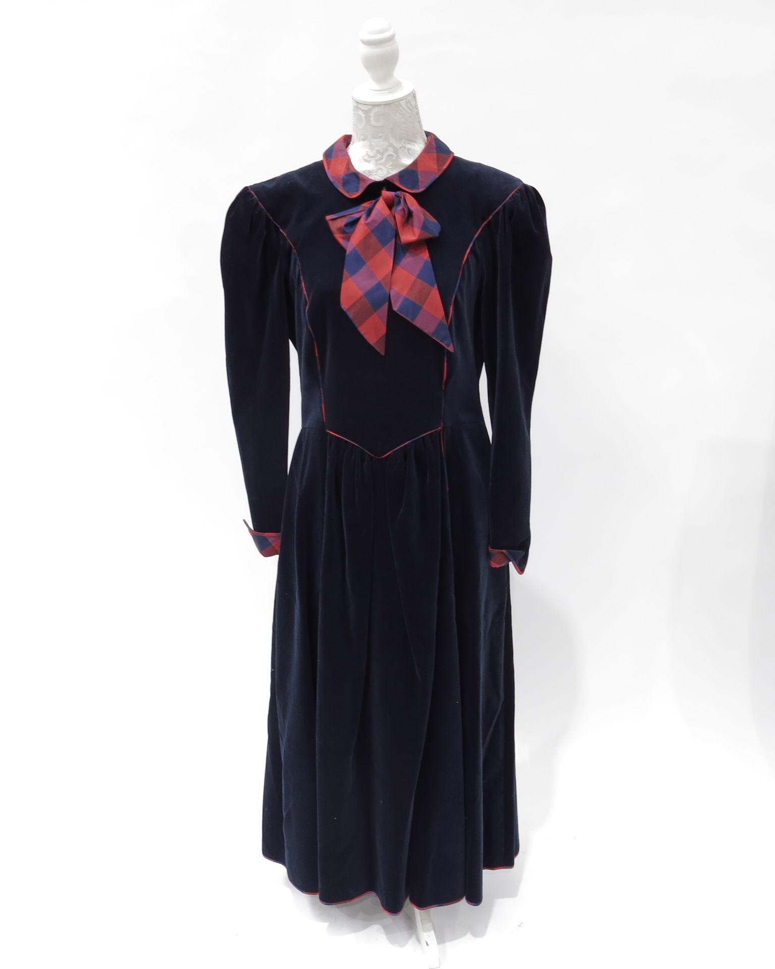 Null Une robe longue en velours bleu marine vintage par ANABELINDA d'Oxford, une&hellip;