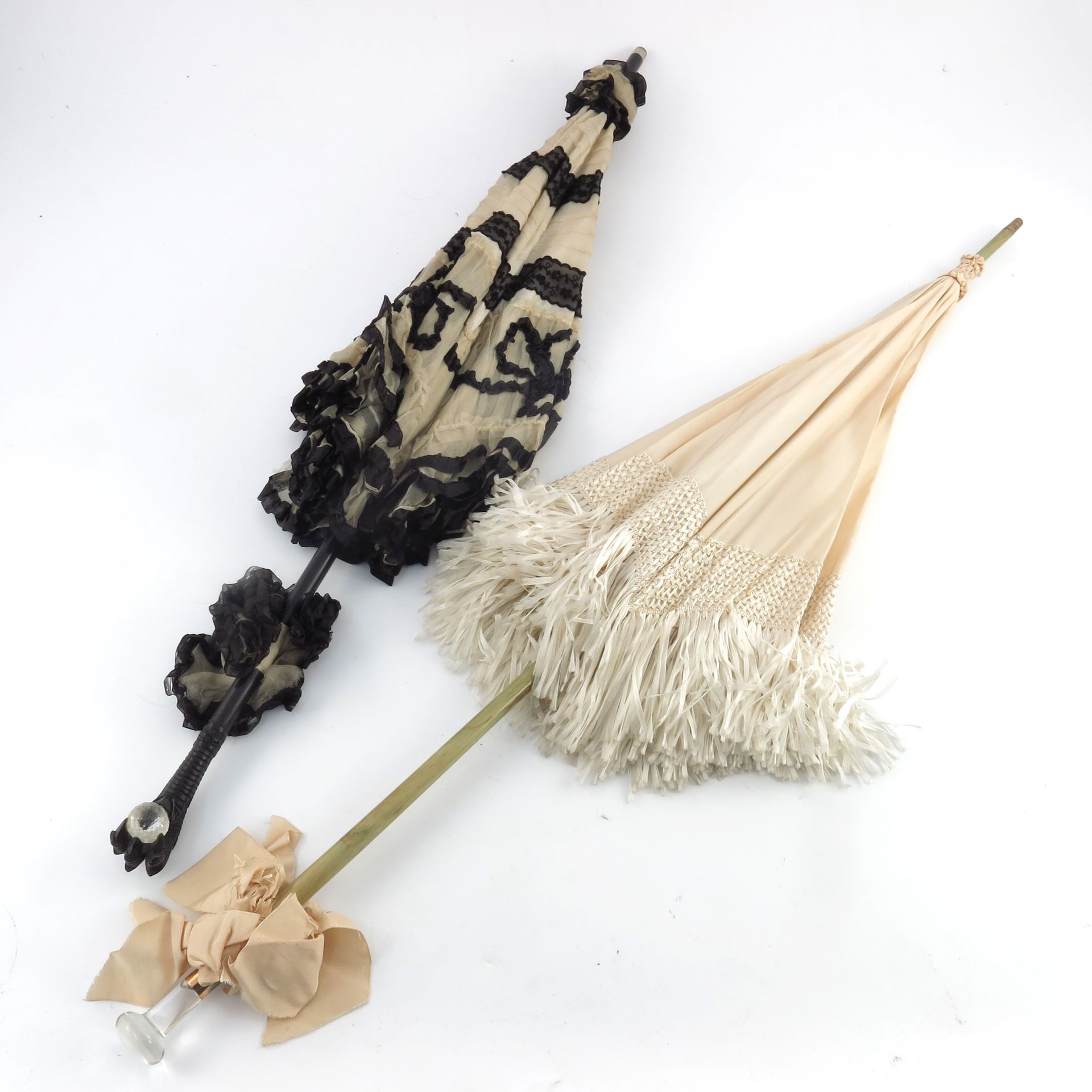 Null 一把黑色和奶油色的带褶皱的大型纱质阳伞，在面板和蝴蝶结上应用了机器花边丝带，大约在1900年，装在原包装盒里，上面有给伦敦布朗酒店的普拉特夫人的交货标&hellip;