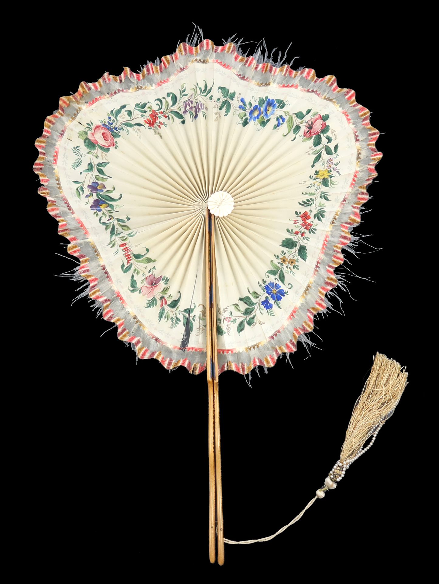Null 一把不寻常的19世纪形状的鸡冠扇，护手绘有花朵并上了清漆，下面的部分呈蛇形，装有一个封口的扣子和一个丝绸和珠子的流苏，奶油色的丝绸叶子精致地绘有花朵，&hellip;