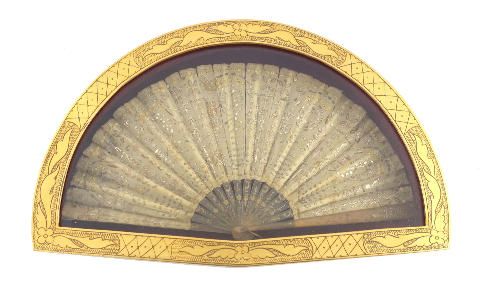 Null Un éventail en corne datant de 1900, la monture légèrement incisée et dorée&hellip;