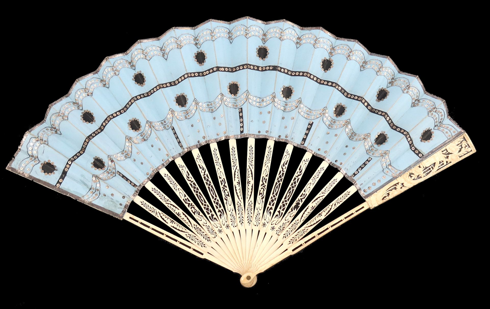 Null An elegant mid-18th century bone fan, the monture carved and pierced, the g&hellip;