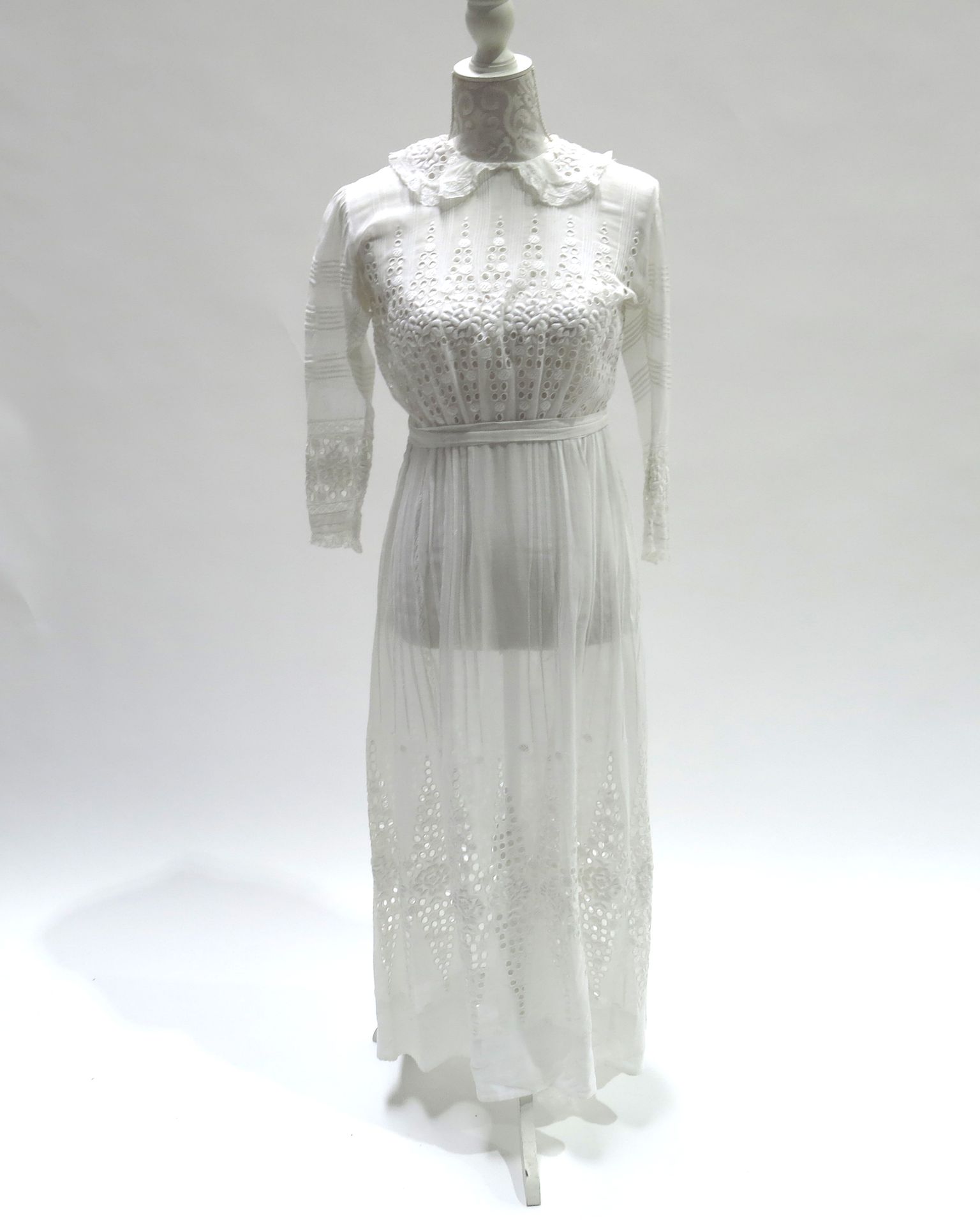 Null Deux robes édouardiennes en tissu blanc, la première en pelouse fine à manc&hellip;