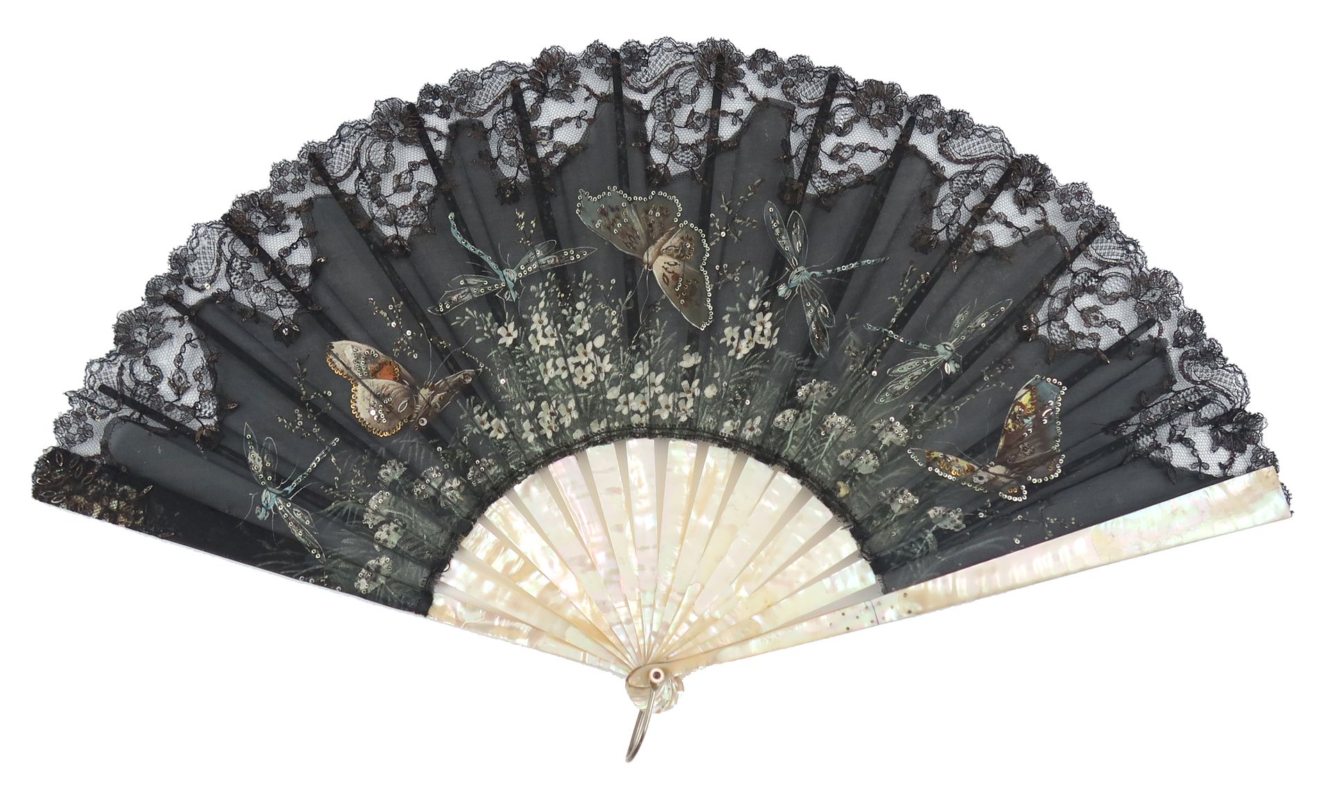 Null 一把20世纪初的粉红色珍珠母扇，黑色的纱质叶子，装在à l'Anglaise，上面有黑色的机器花边，画着白色的花朵，吸引着一些蜻蜓和蝴蝶，整个扇子上有&hellip;