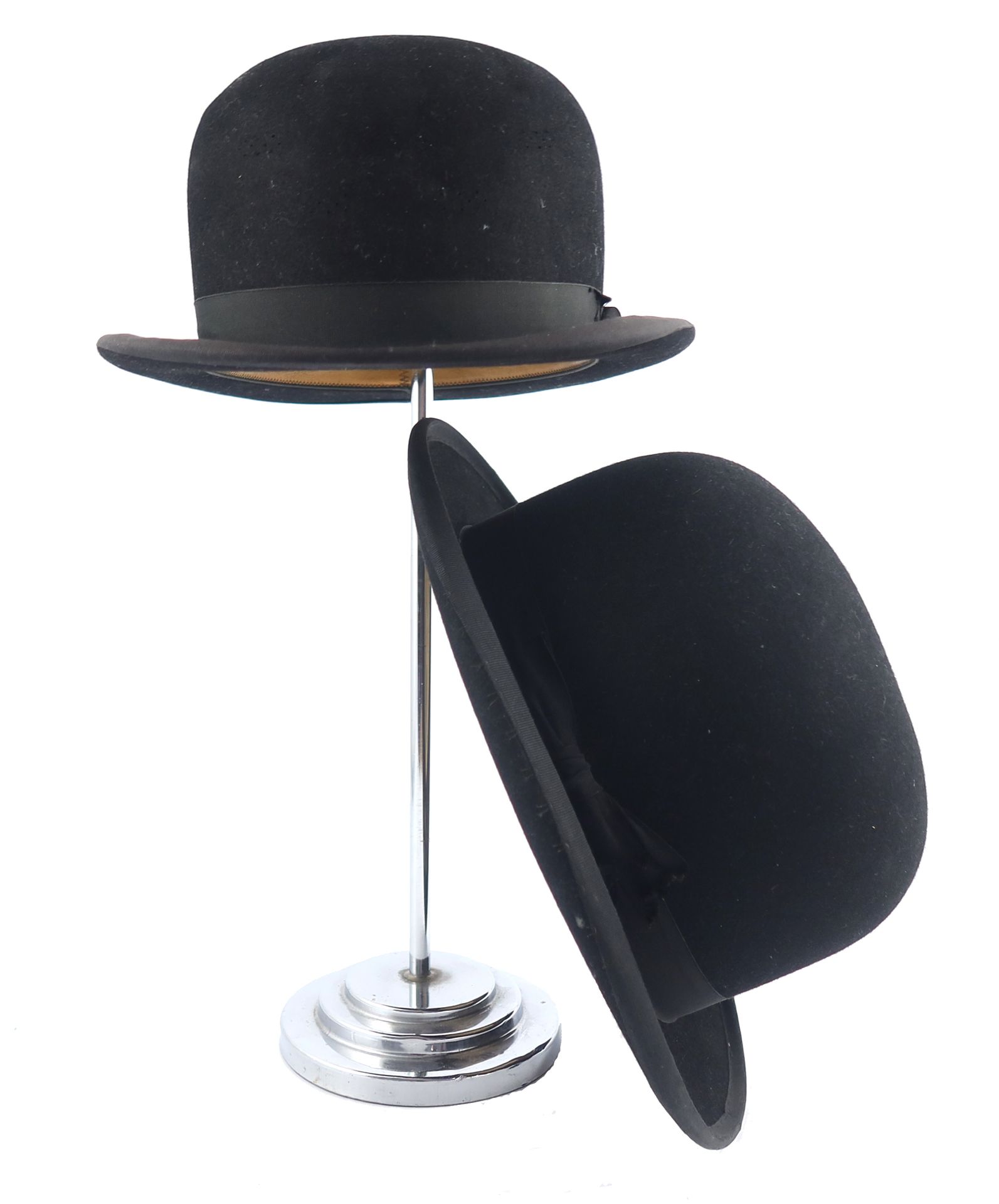 Null 两顶礼帽，一顶是厚重的，标有J.Morgan, 24 Sth Anne Street, Dublin，带有温暖的绗缝边衬，尺寸为7¼，内衬为奶油色，另&hellip;