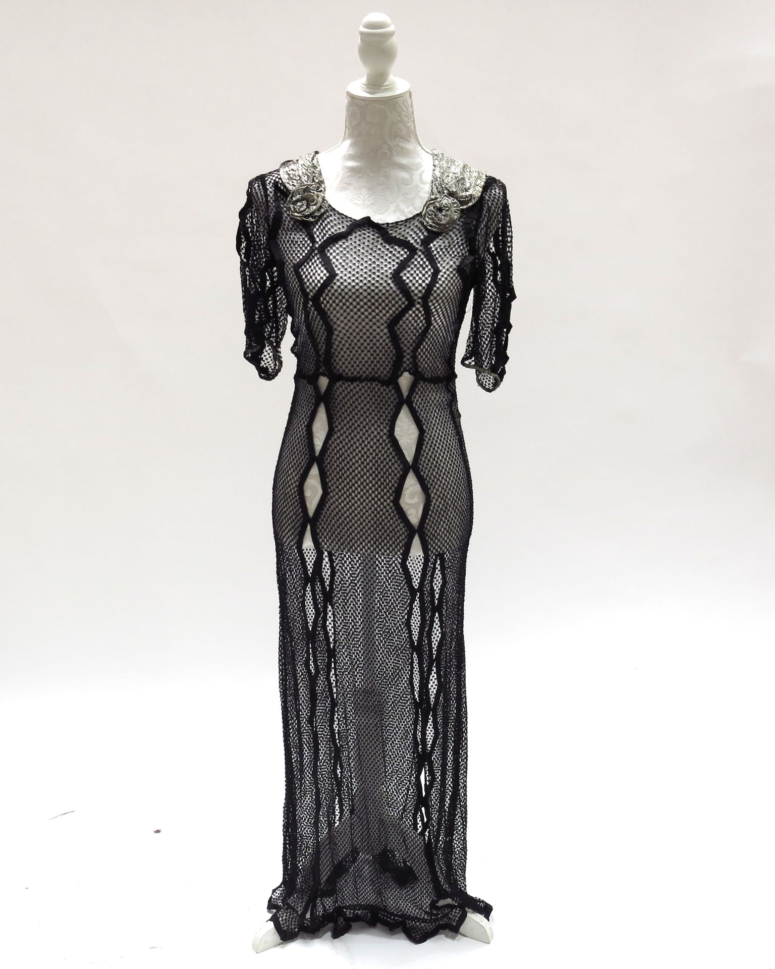 Null 一件1920年代的垂腰雪纺法拉普连衣裙和一件1930年代的黑色蕾丝晚礼服，全长，以板式结构制成，20年代的连衣裙为黑色雪纺，以黑色丝绸巧妙地刺绣，采用&hellip;