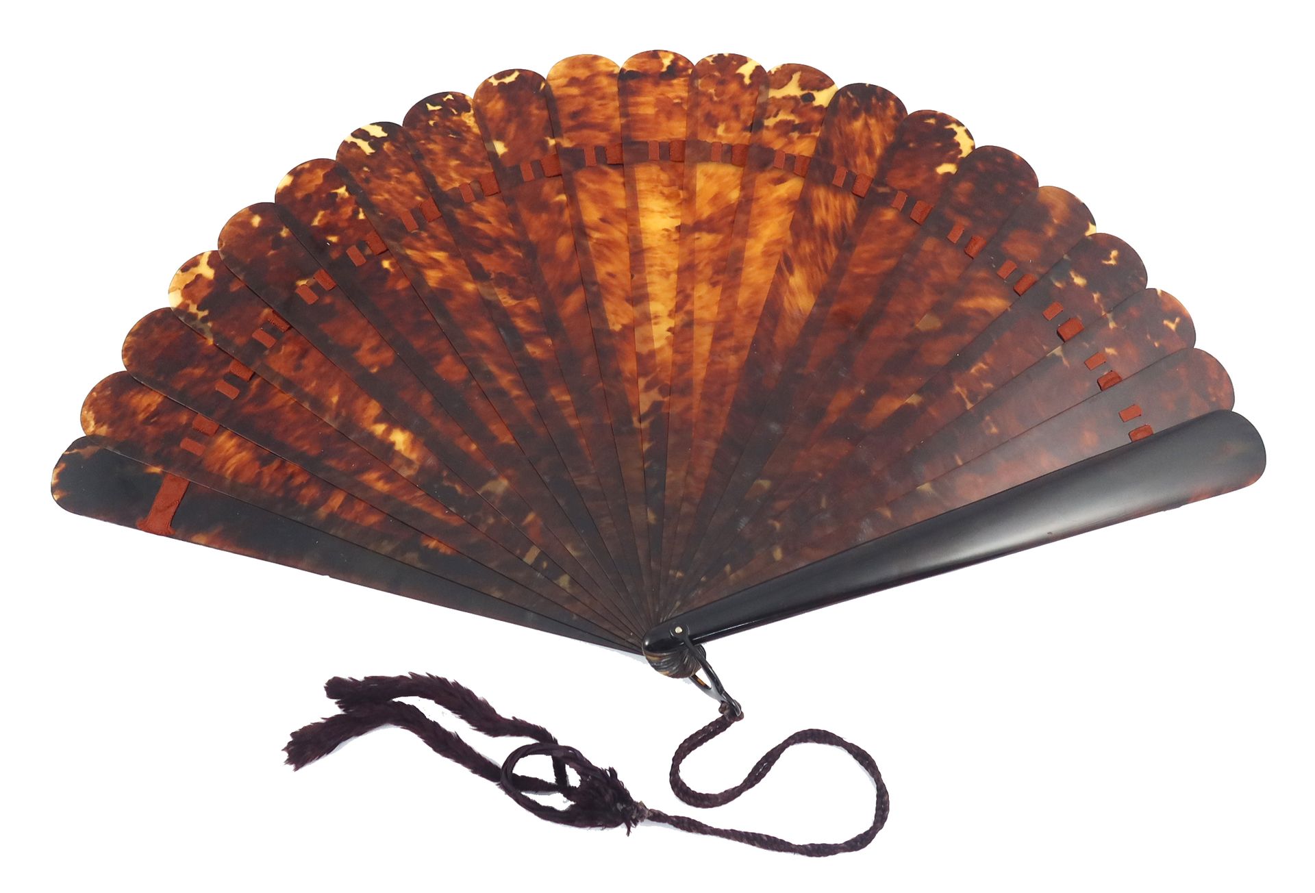 Null A very large tortoiseshell brisé fan, the tips of the 19 inner sticks and t&hellip;