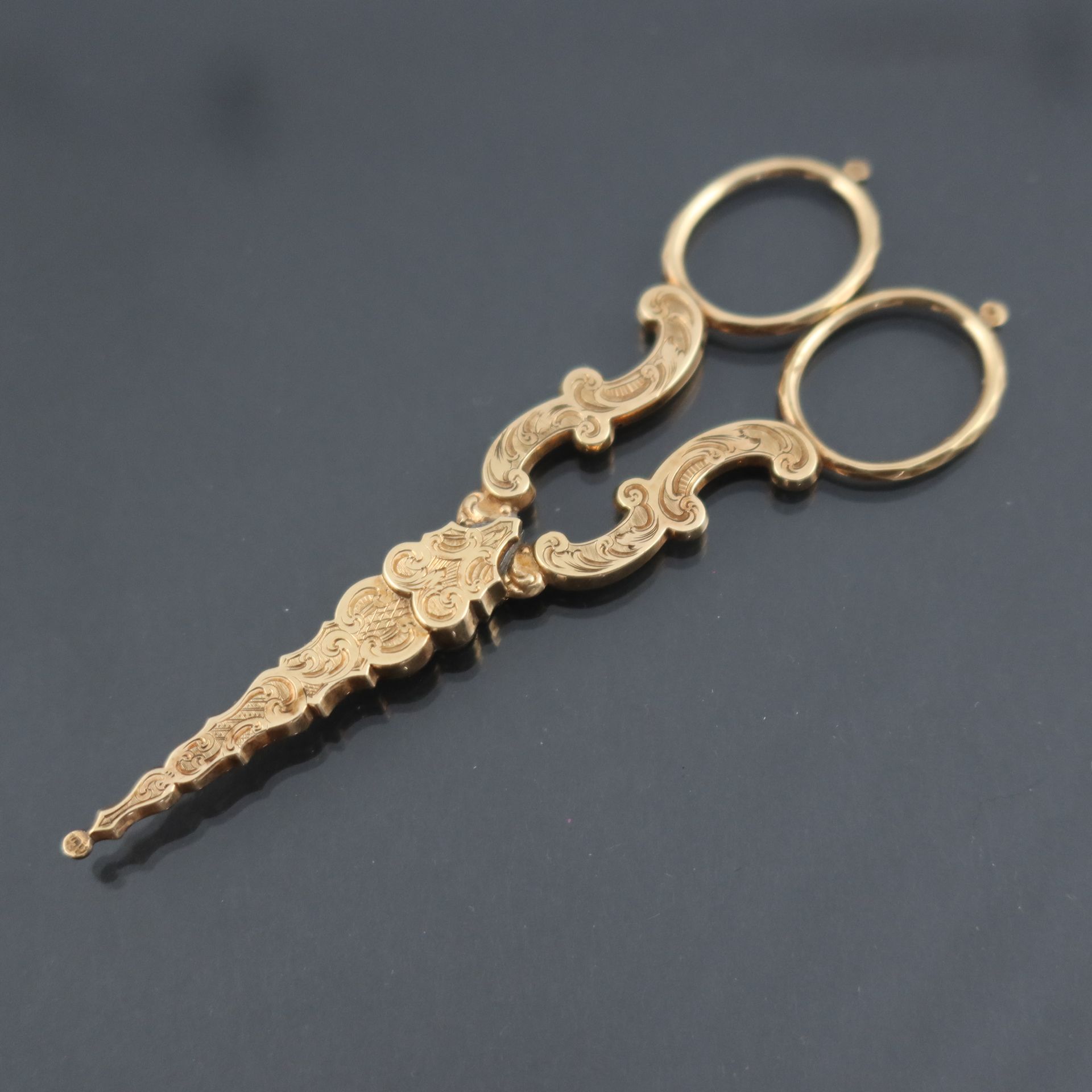 Null Ciseaux anciens : une paire de ciseaux à aiguille Continental en or de form&hellip;