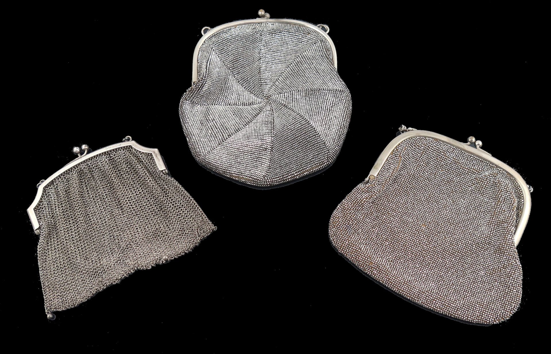 Null Trois sacs du soir en métal argenté du 19e siècle, l'un poinçonné, en cotte&hellip;