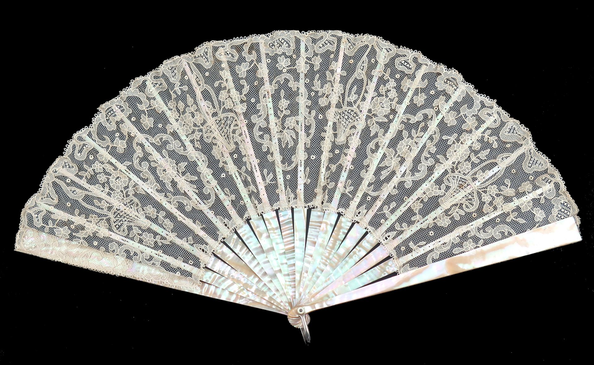 Null A first quarter 19th century Carrickmacross needle lace fan, the crisp leaf&hellip;