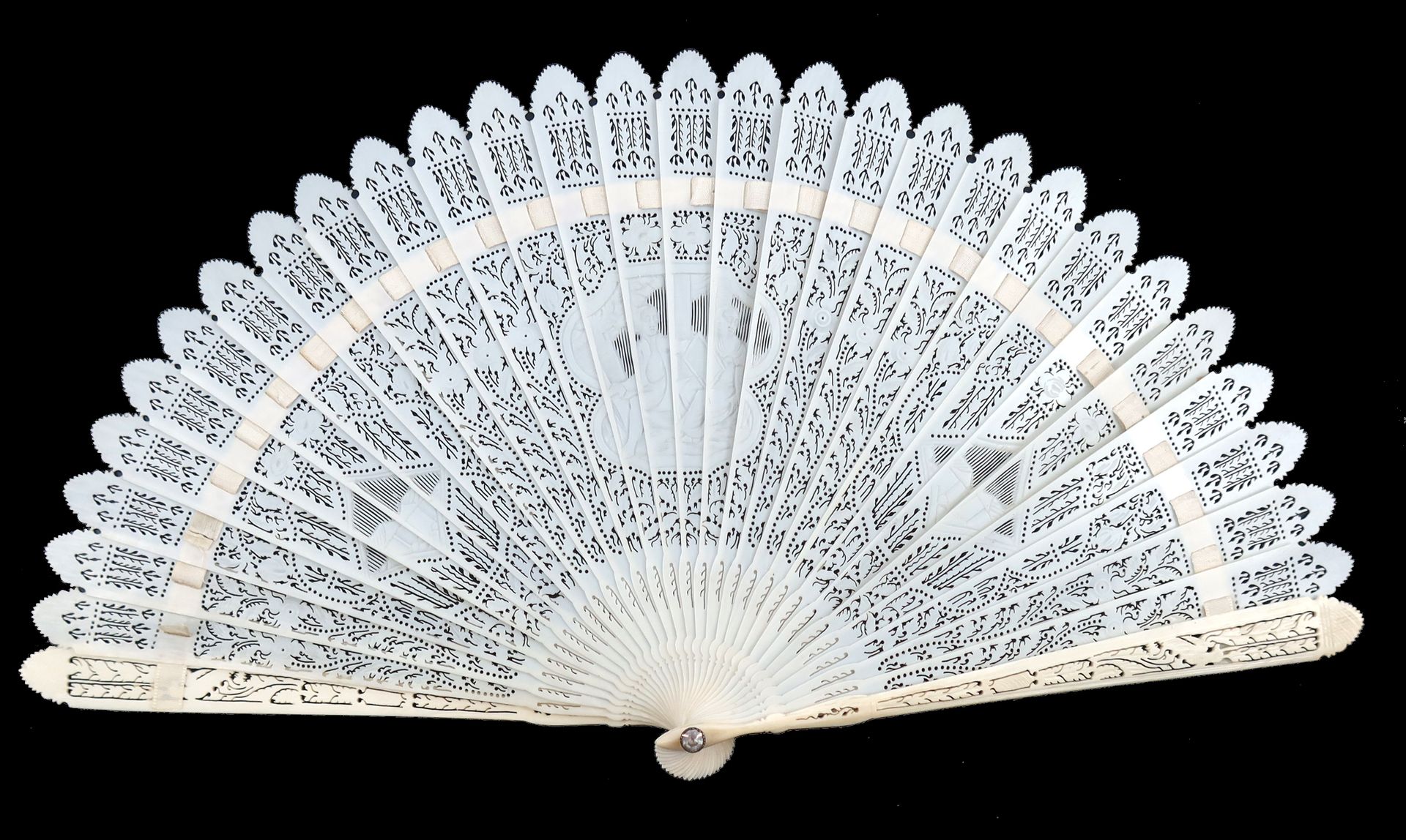 Null An early 19th century carved and pierced ivory brisé fan with 22 slender st&hellip;