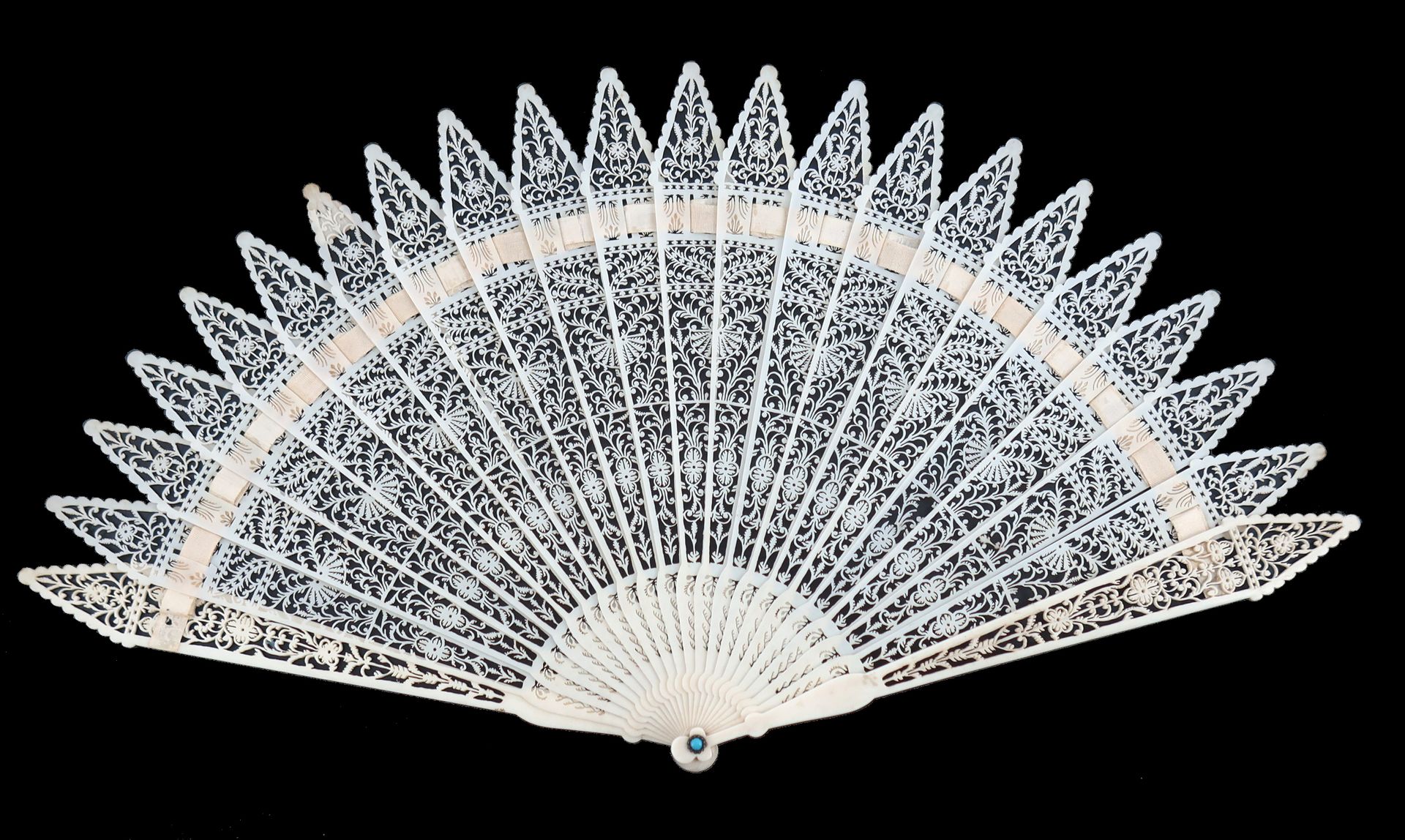 Null An early 19th century European ivory brisé fan, very finely carved with got&hellip;