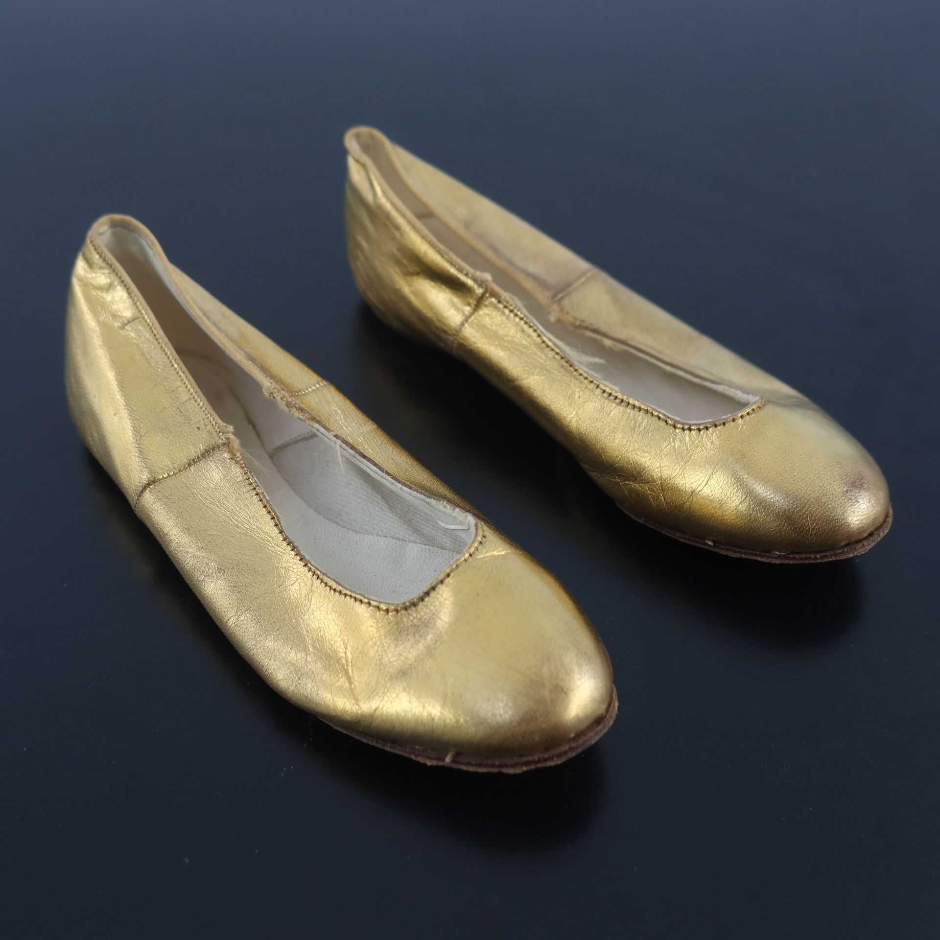 Null Une paire de chaussures en cuir doré pour une jeune fille, semelle en cuir &hellip;