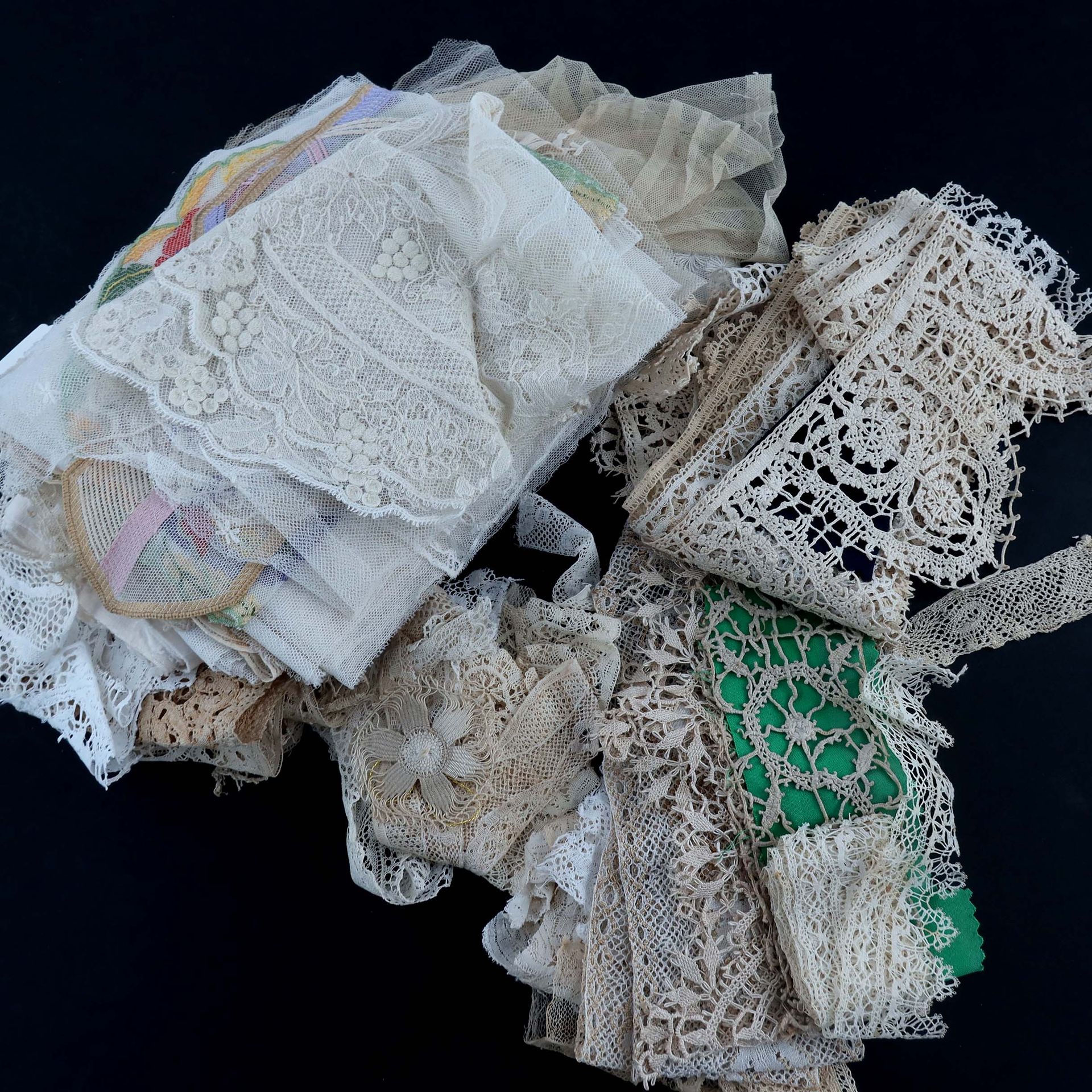 Null 收藏家感兴趣的三个世纪的古董花边，包括来自欧洲和英国的针线花边，例子包括长度和碎片的坦布尔、薄纱贴花、刺绣网、胶带花边、细线、针线花边和零星的杂项碎片&hellip;