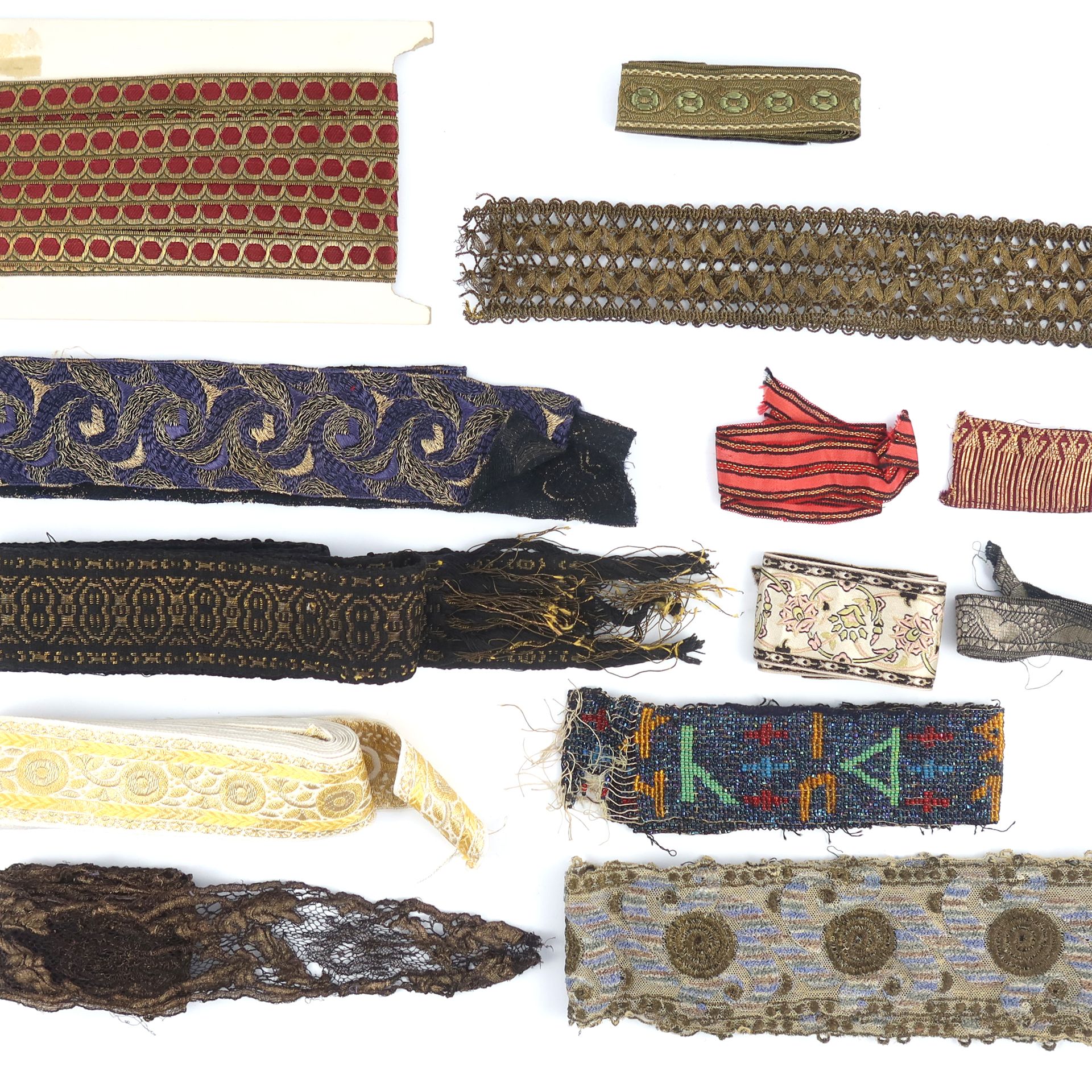 Null Une sélection de rubans, de tresses et de perles d'époque, datant de 1900 a&hellip;