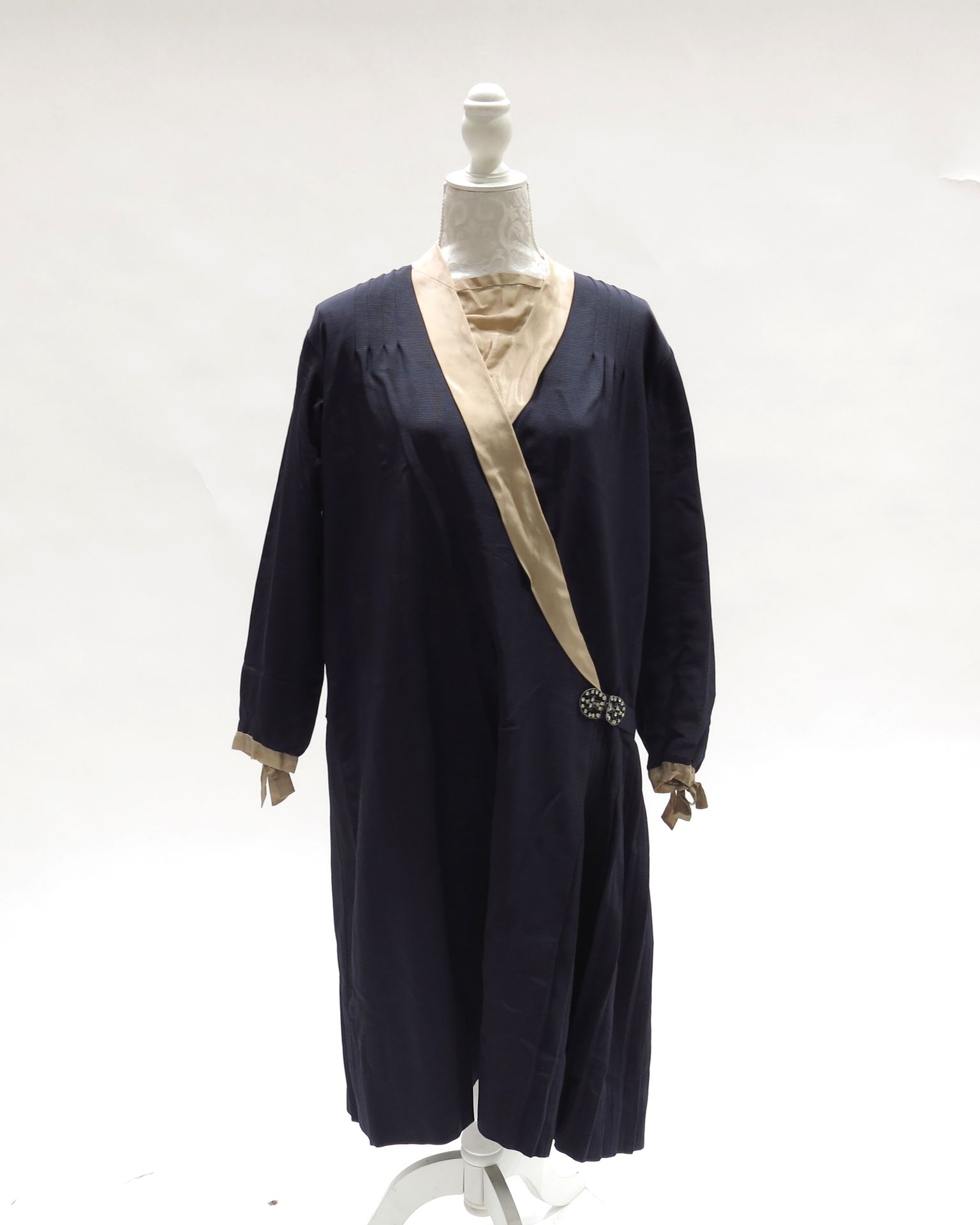 Null Robe de jour bleu foncé des années 1920 à manches longues en gros grain, av&hellip;