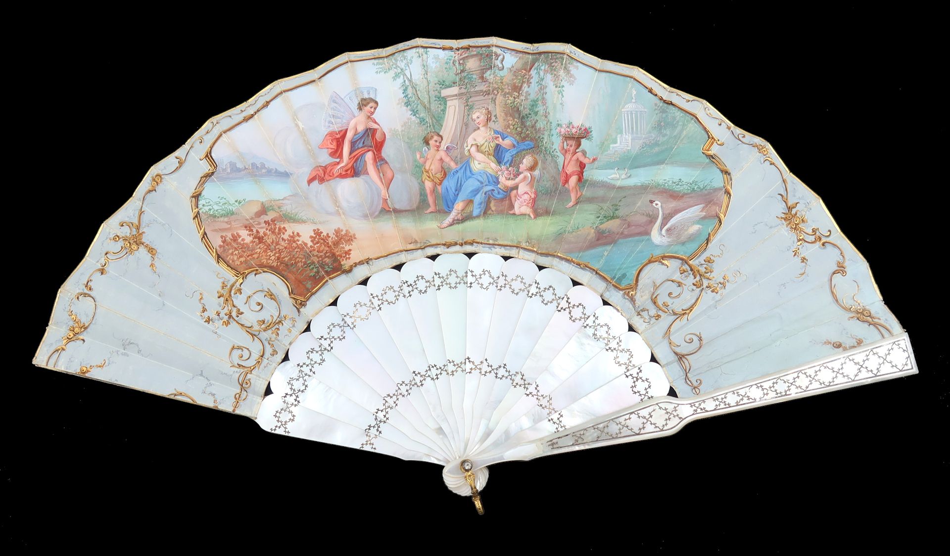 Null A last quarter 19th century white Mother of Pearl fan, gilded and silvered &hellip;