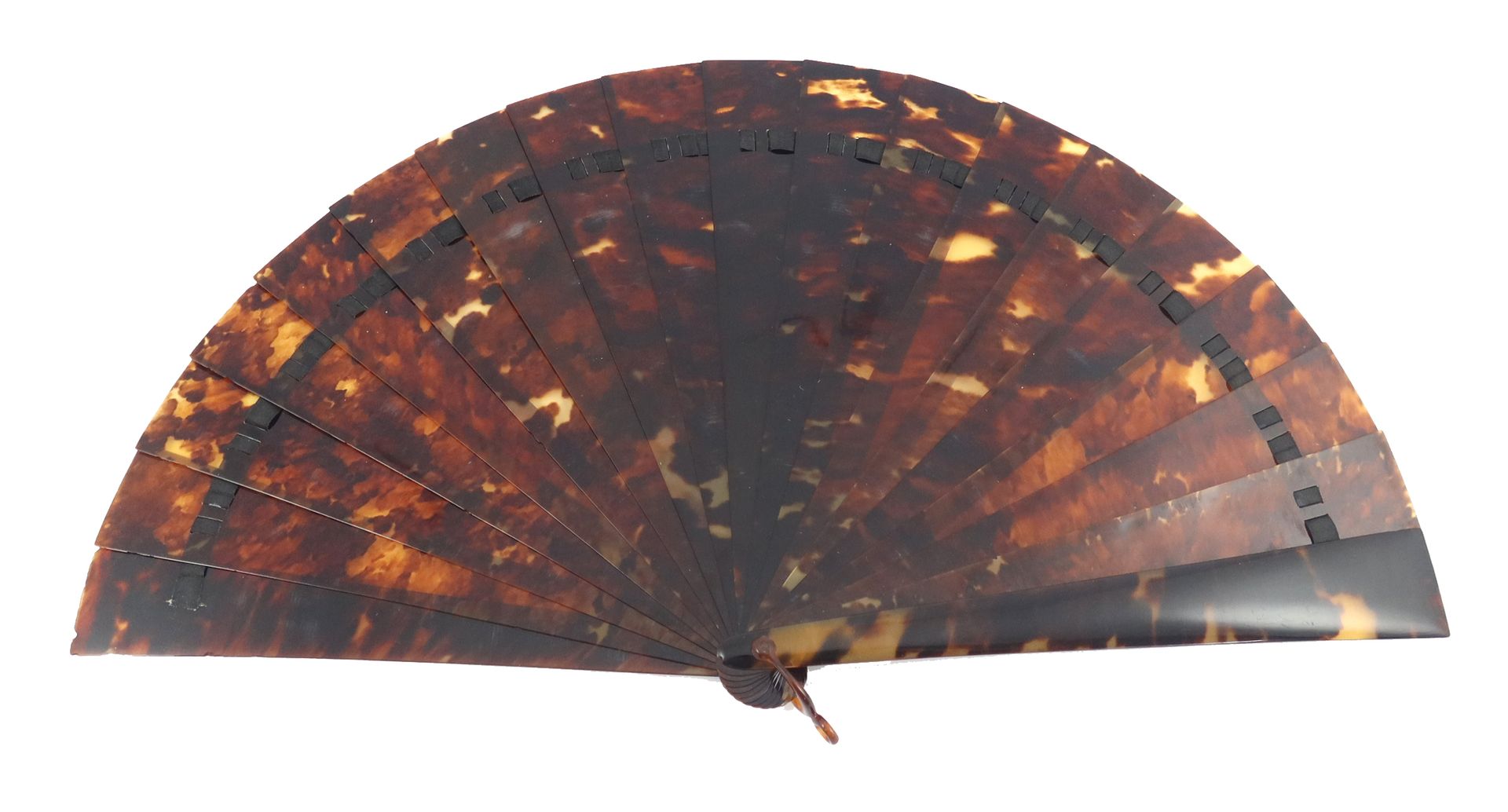 Null A simple tortoiseshell brisé fan, the guards and sticks wedge-shaped, fitte&hellip;