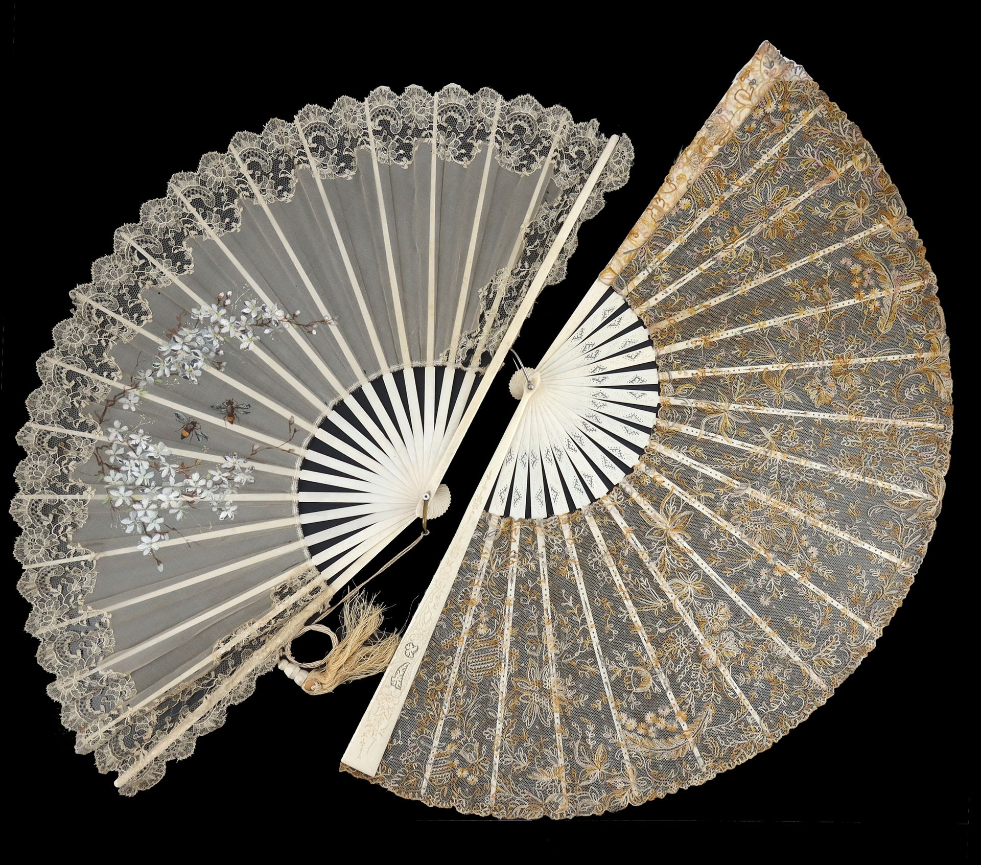Null 两把1890年的夏日扇子，第一把扇子有一个刺绣的网状叶子，用的是芥末色、奶油色和淡粉色的丝绸，可能是利默里克花边，安装在轻度雕刻和穿孔的骨头上；第二把&hellip;