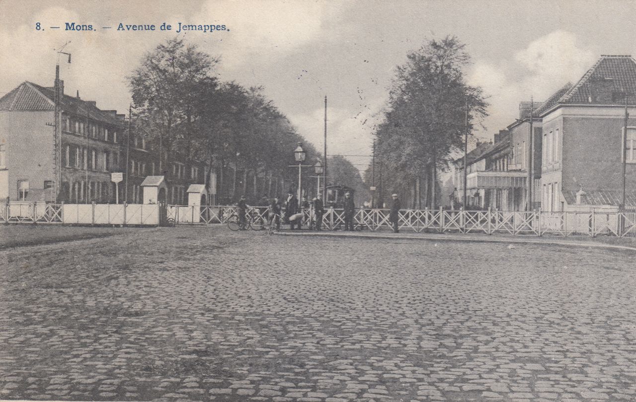 Null 
MONS. Zusammen ca. 190 Postkarten, verschiedene Epochen.