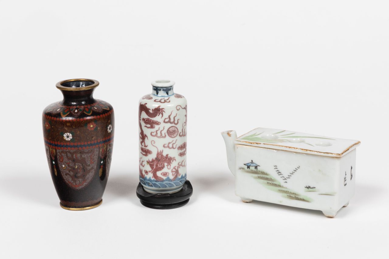 Null 
[中国] 一套3个中国小花瓶. 

- 1件手绘瓷器，形式为茶壶，盖子上有3个空腔，有4条腿，45（高）×102（长）×40（宽）毫米。


- 掐&hellip;