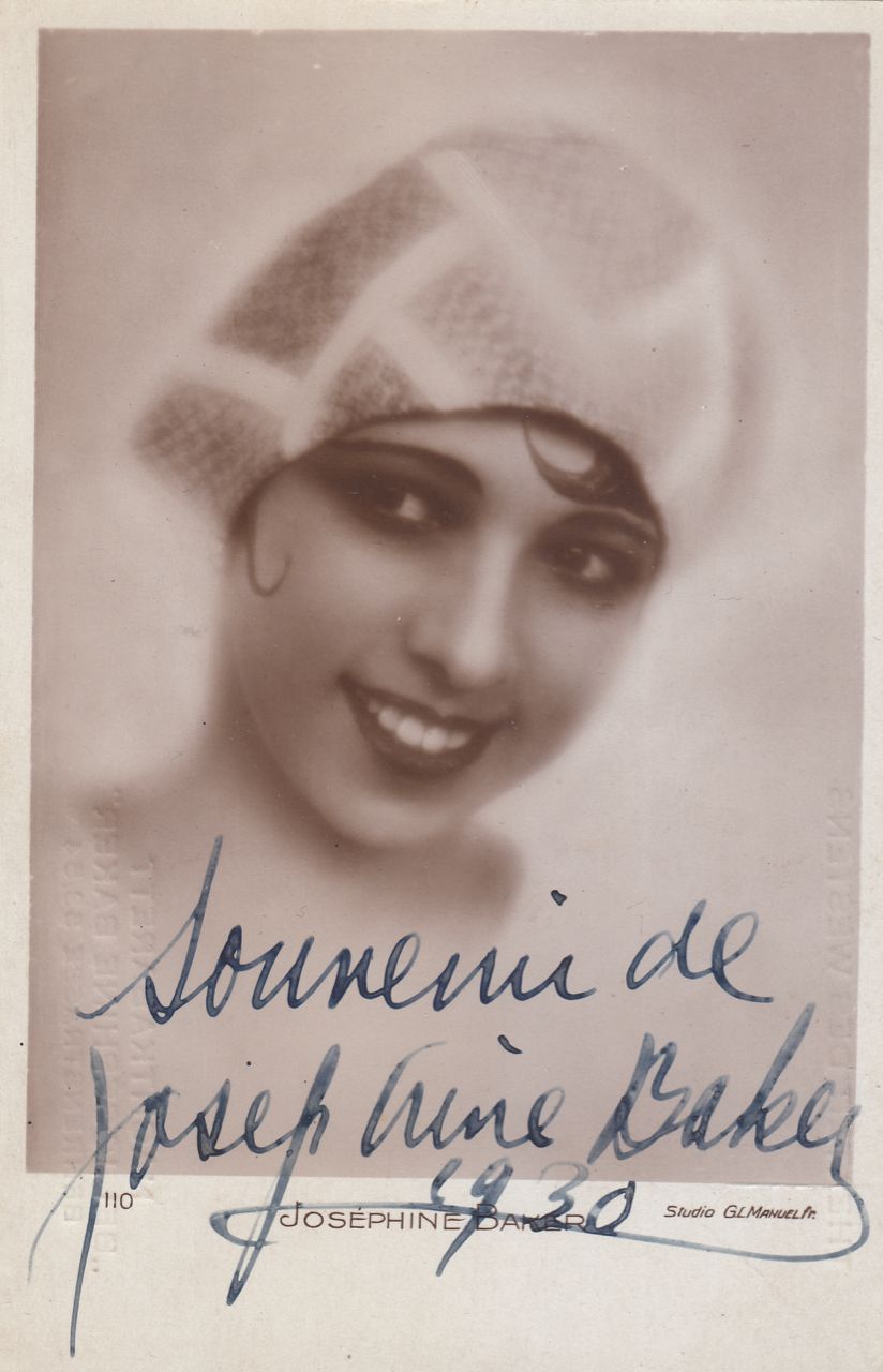 Null 
约瑟芬-贝克 - 肖像明信片，正面有蓝色墨水签名的 "Souvenir de Josephine Baker 1930"。
 140 x 90毫米。&hellip;