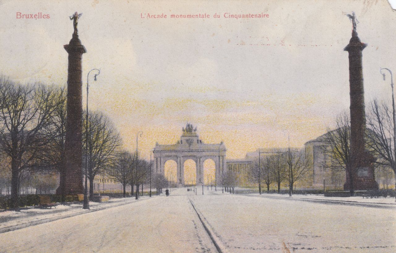 Null 
BRUXELLES : Cinquantenaire. Environ 70 cartes postales.