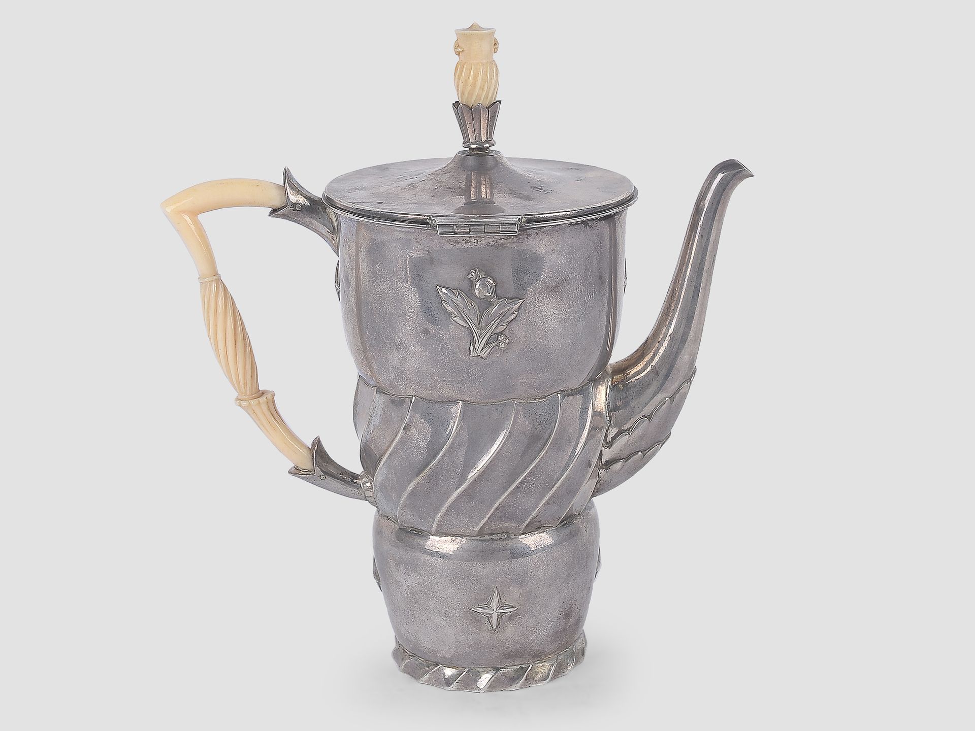 Null Jug with handle - Dagobert Peche school


ca. 1920/25


Silver cast in reli&hellip;