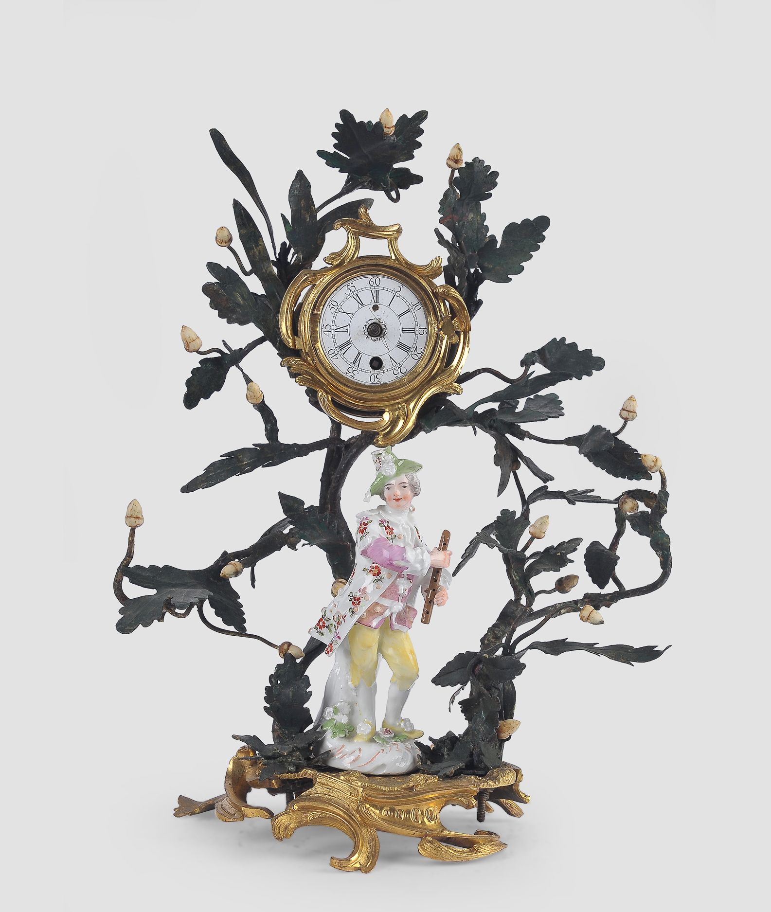 Null 洛可可式时钟


18世纪中期


青铜，镀金和彩色绘画。


橡树叶子和橡子缠绕在一个带有罗卡的底座上，上面支撑着一个时钟盒。中间是一个迈森的贵族笛&hellip;