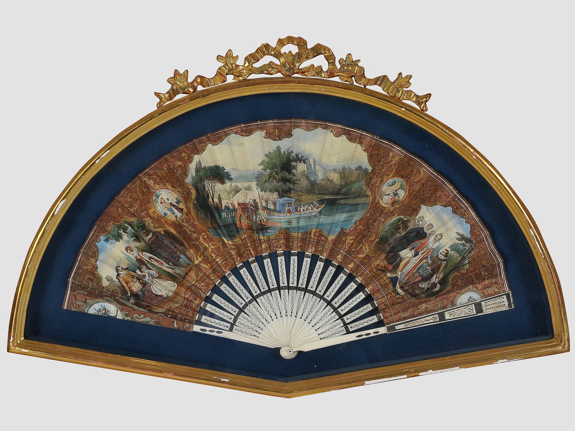 Null 扇子


18/19世纪


水彩和金画


象牙座


长50厘米，高26厘米


装在一个木制镀金的展示柜里


长61厘米，高40厘米