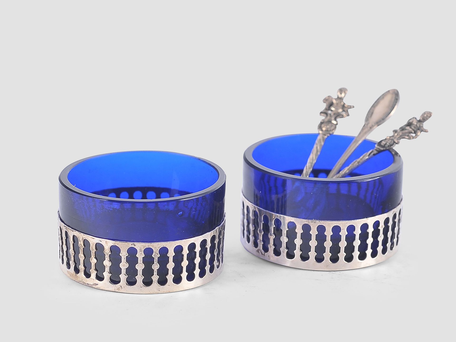 Null Pair of silver salt cellars


Silver, openwork, with blue glass inserts


N&hellip;