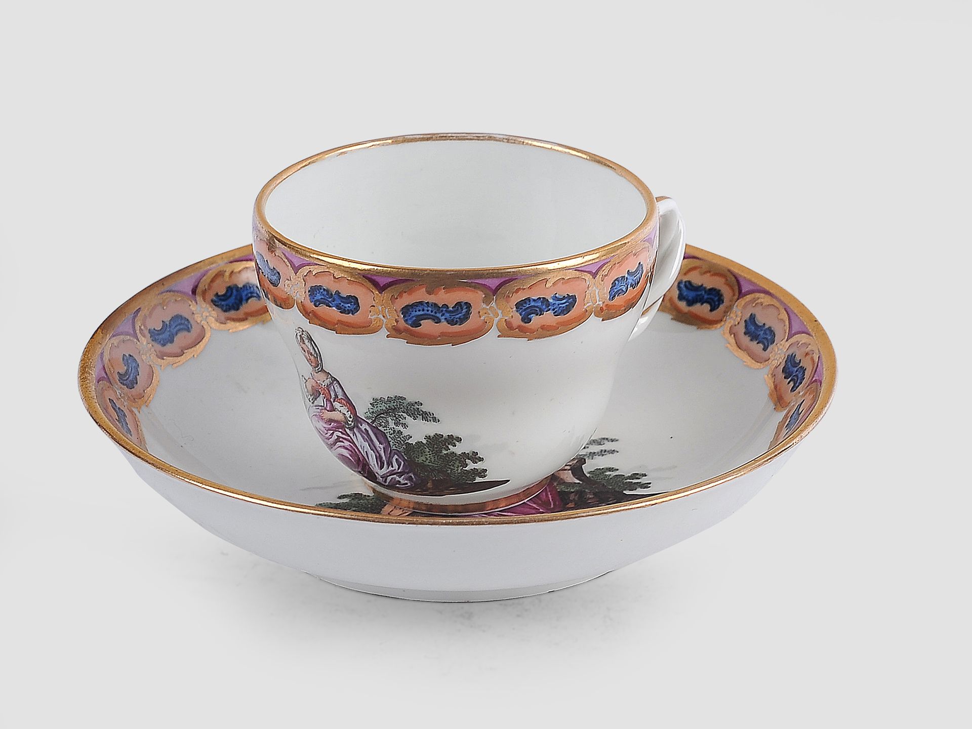 Null 阿尔特维恩瓷器


杯子和碟子


18世纪


底部：釉下彩，蓝色Bindenschild


DM盘13.5厘米，高7.5厘米