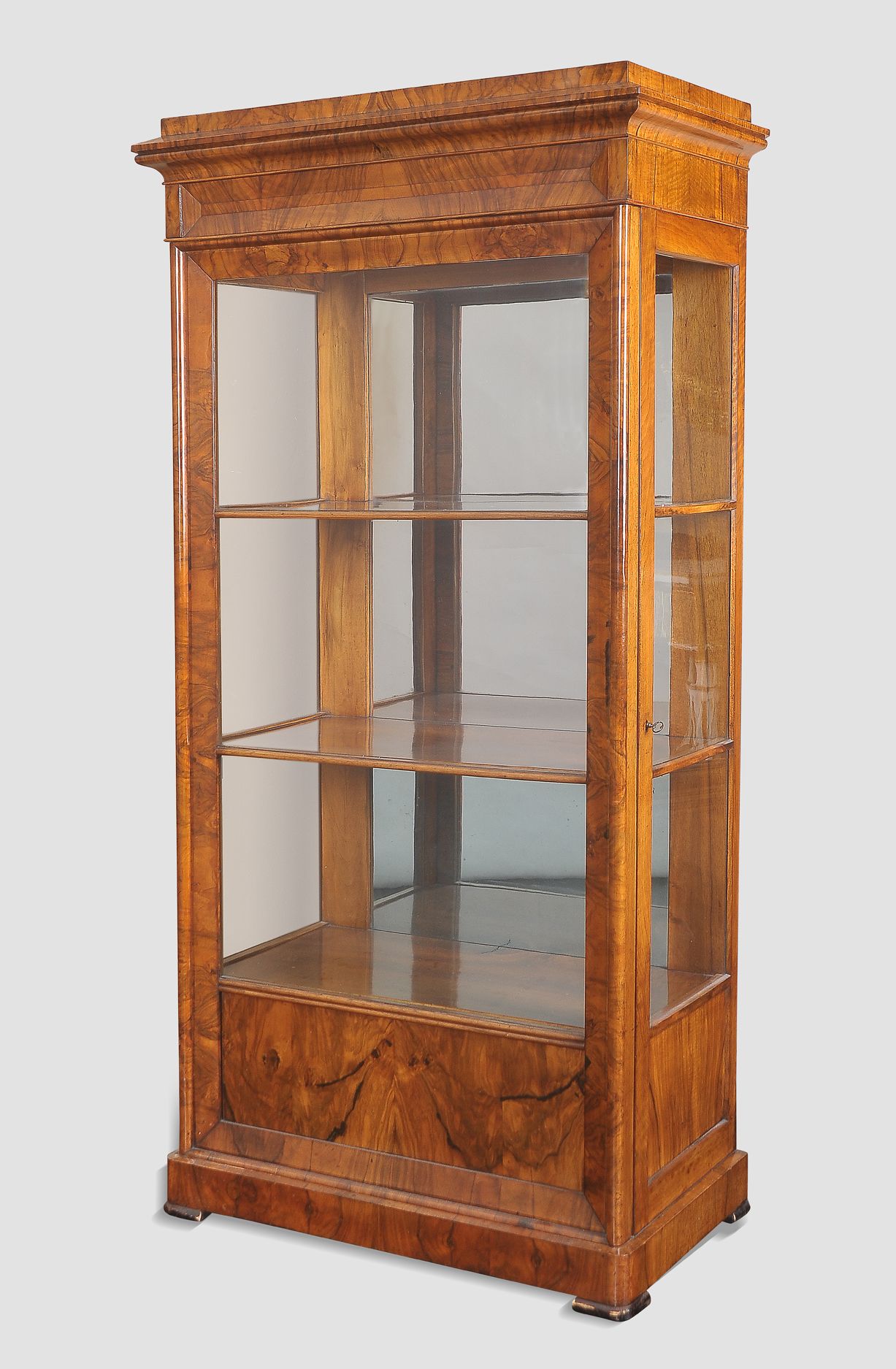 Null 比德梅尔展示柜


Biedermeier, 约1830/35


胡桃木贴面的软木箱体


侧面有锁


里面有三个抽屉


高161厘米，宽82厘&hellip;