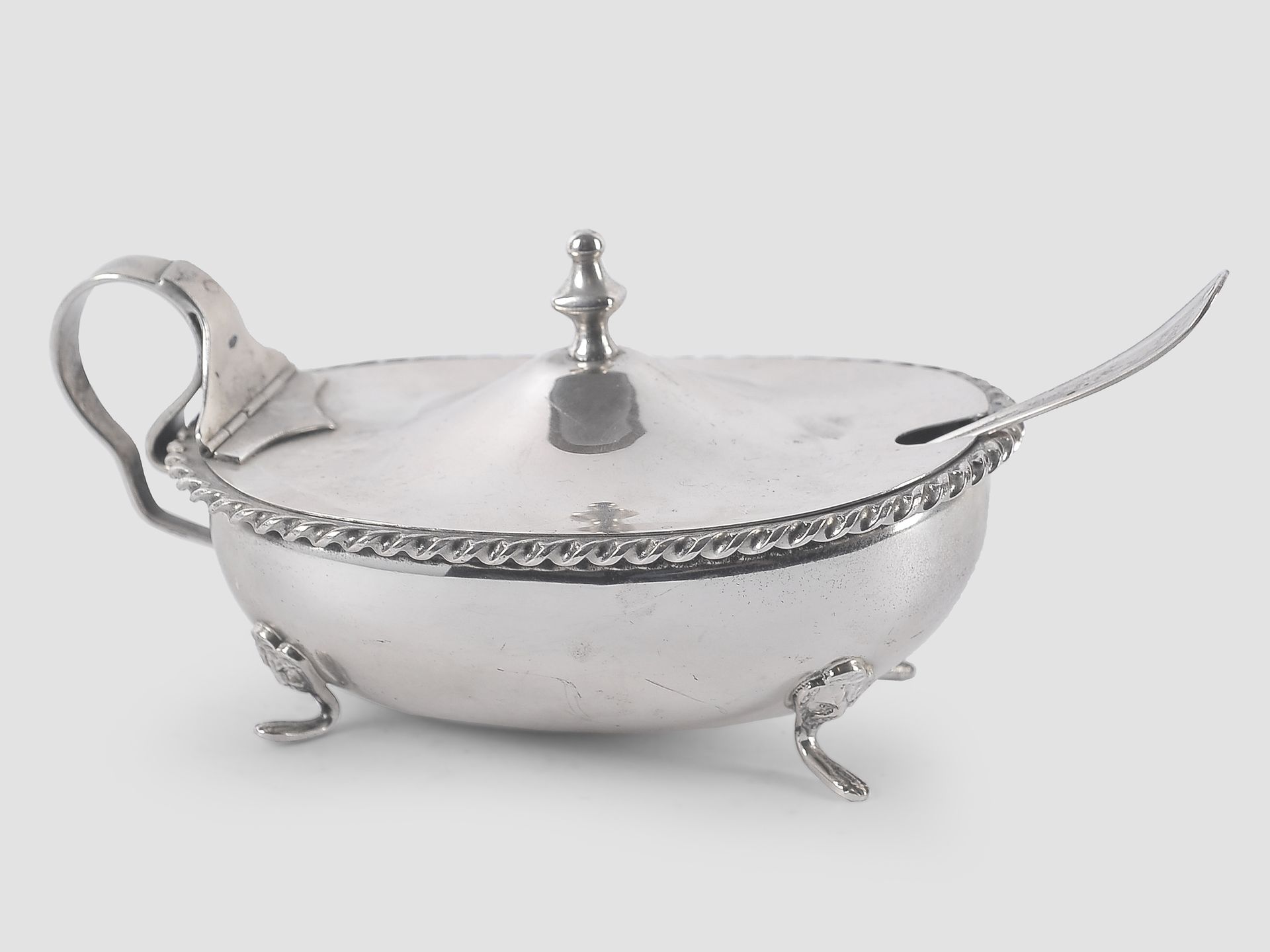 Null Silver sugar bowl


With spoon


Ca. 1920/30


Length 16 cm


Hallmarks: 80&hellip;