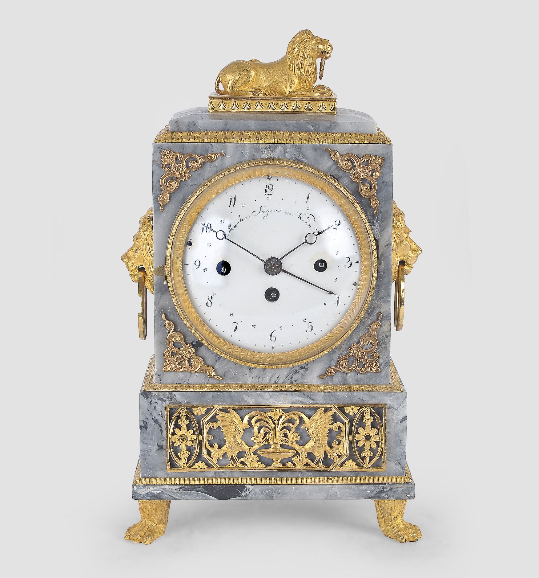 Null Reloj de bolsillo


Viena, ca. 1820/30


Mármol gris


Herrajes de bronce d&hellip;