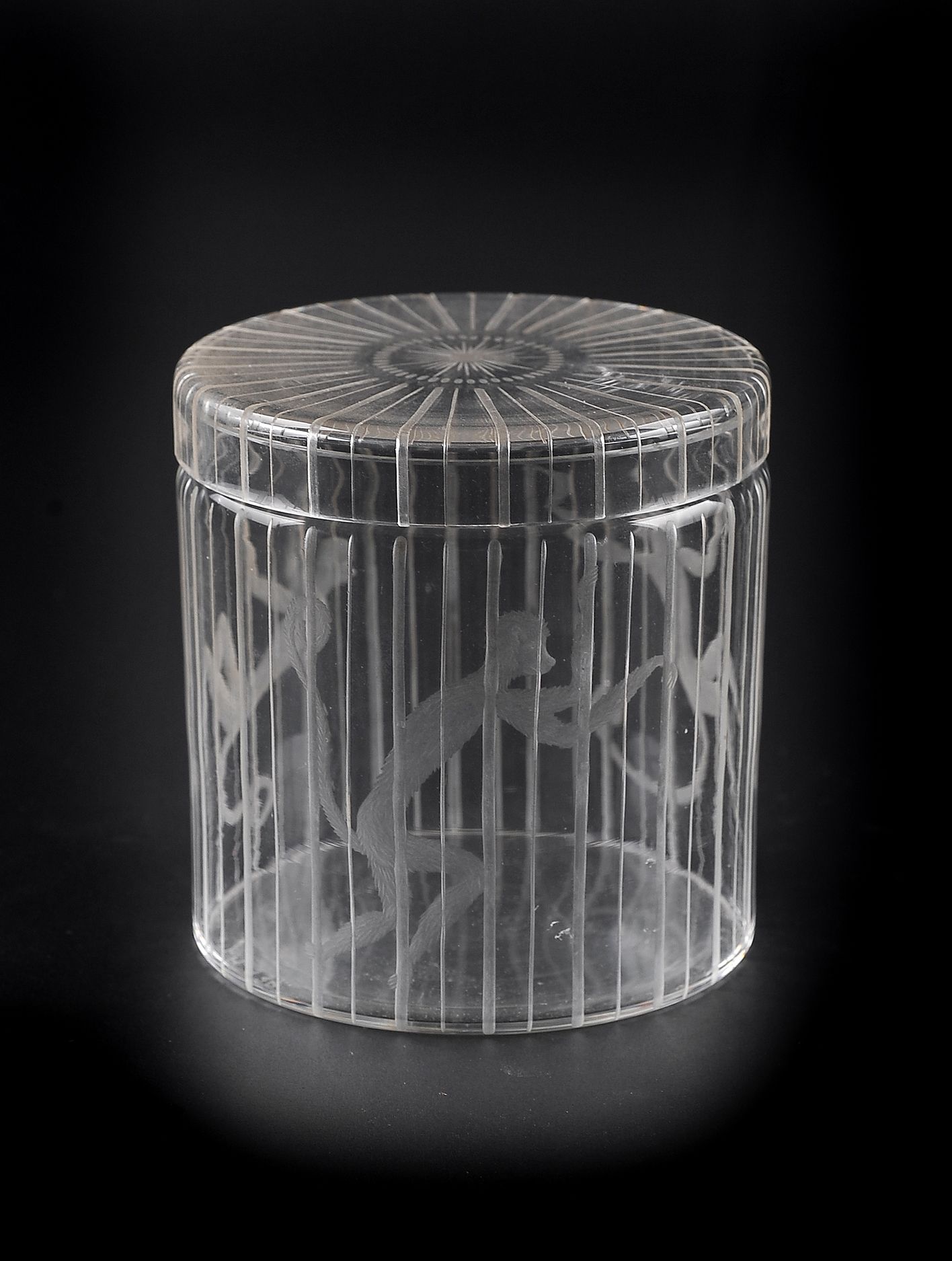Null 爱德华-哈尔德--有盖盒


设计。爱德华-哈尔德 1883-1980


约1925年完成


无色玻璃，墙面上有切割的风格化猴子装饰


在底部的&hellip;