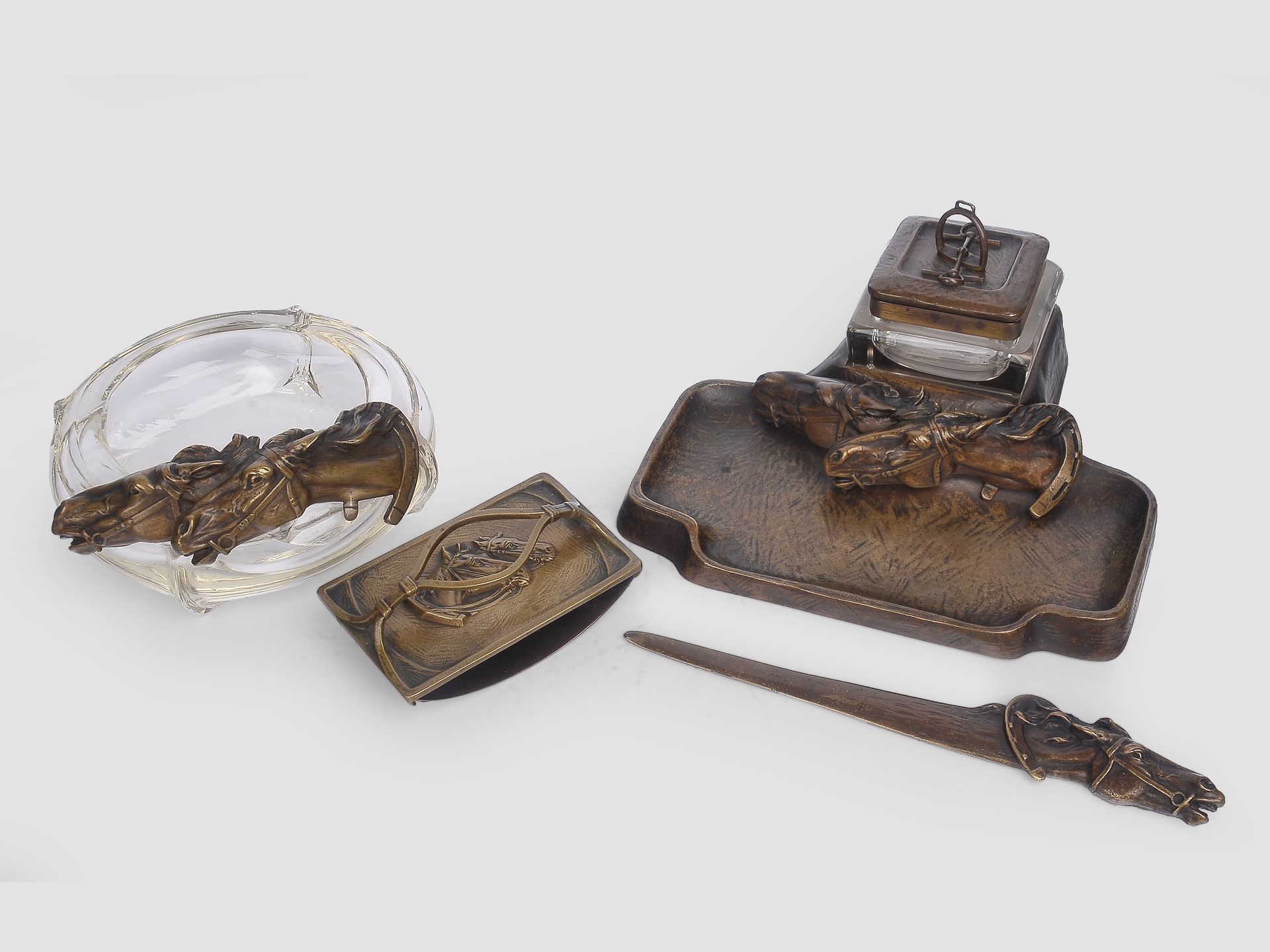 Null 办公桌套装


新艺术派，约1910年


青铜铸造，雕刻


玻璃嵌件





由以下部分组成


带墨水瓶的笔盘，长23厘米x深20厘米


灭&hellip;
