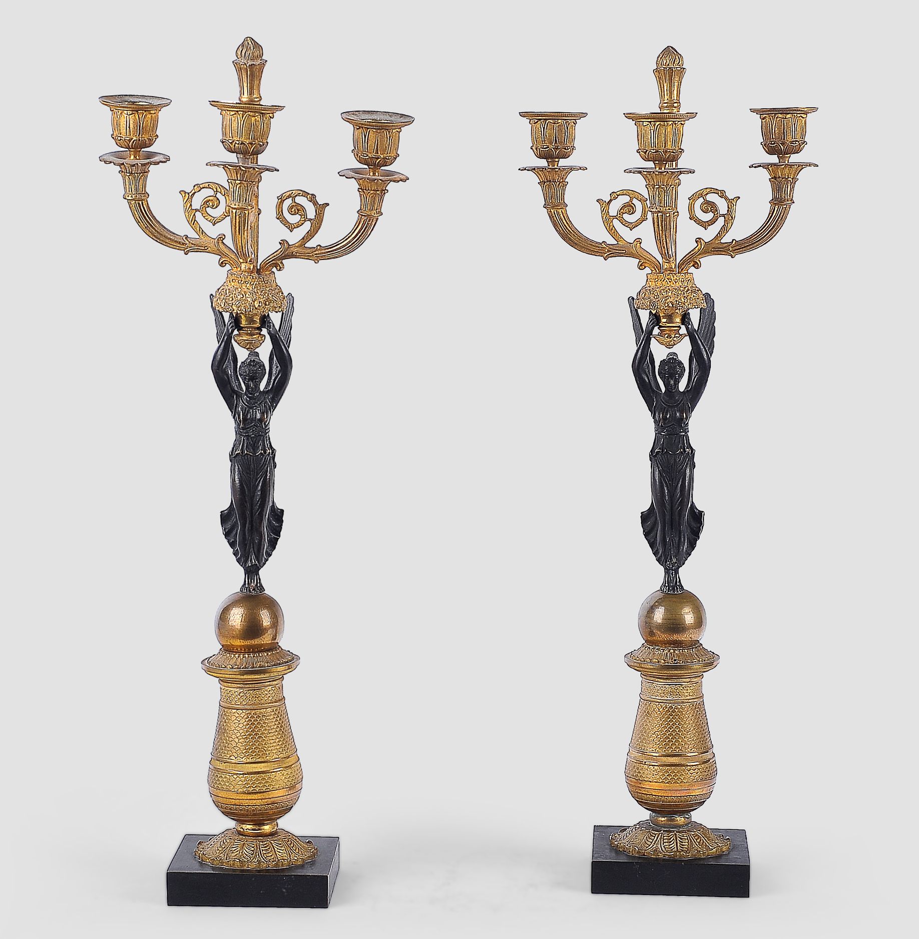 Null 一对帝国式吊灯


法国，19世纪中期


三臂烛台，青铜器


部分镀金


高52厘米