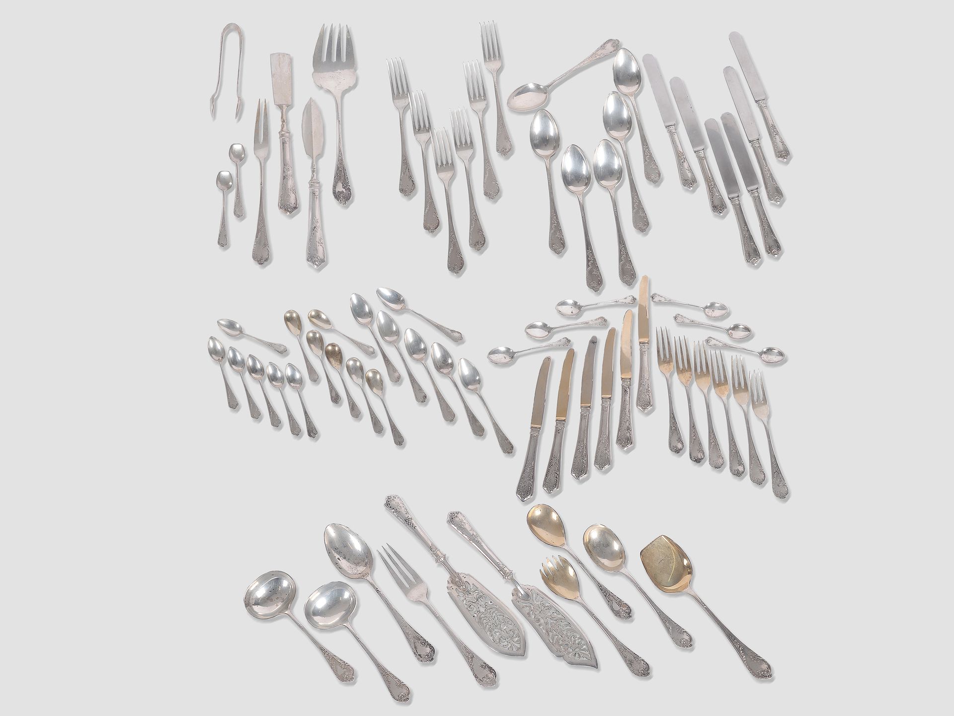 Null J.C. Klinkosch - 银制餐具


供六人使用


71个部件，非常坚固的表面处理





由以下部分组成


6把大叉子


6个小叉&hellip;