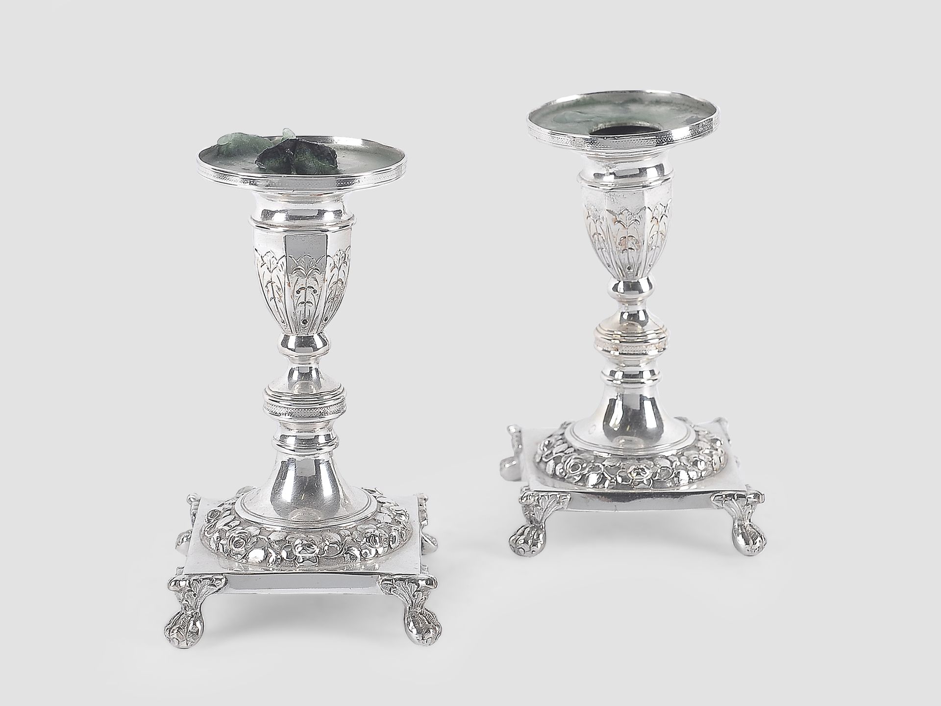 Null Coppia di candelabri in argento


XVIII secolo


Argento, fuso e cesellato
&hellip;