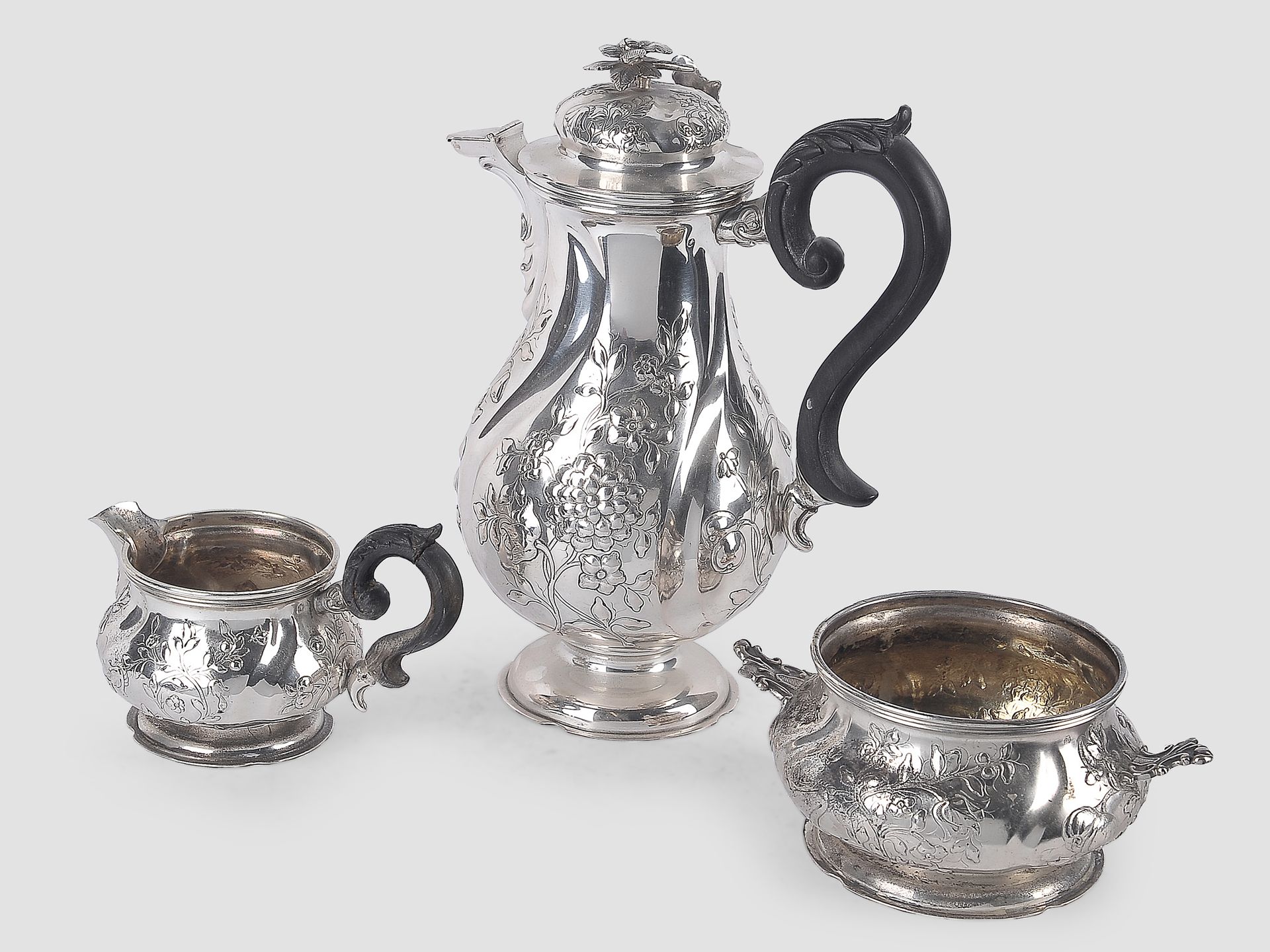 Null J.C. Klinkosch - 银质咖啡套装


三件套咖啡服务


银制


带乌木手柄的壶和罐


约。1880





高度：壶26厘米，壶&hellip;
