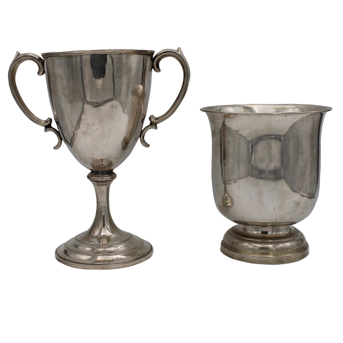 LOTTO DI UNA COPPA E UN SUAGLASS - LOT OF A CUP AND A SUAGLASS Embossed silver. &hellip;