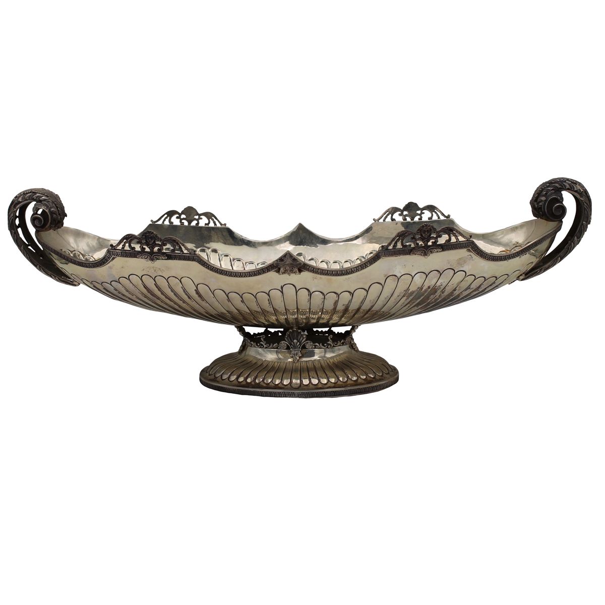 CENTROTAVOLA - CENTERPIECE Engraved and embossed silver. 20th century. Kg. 1.852&hellip;