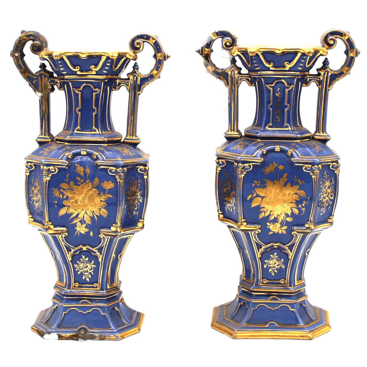 COPPIA DI VASI - COUPLE OF VASES Ceramica decorata con motivi floreali dorati su&hellip;