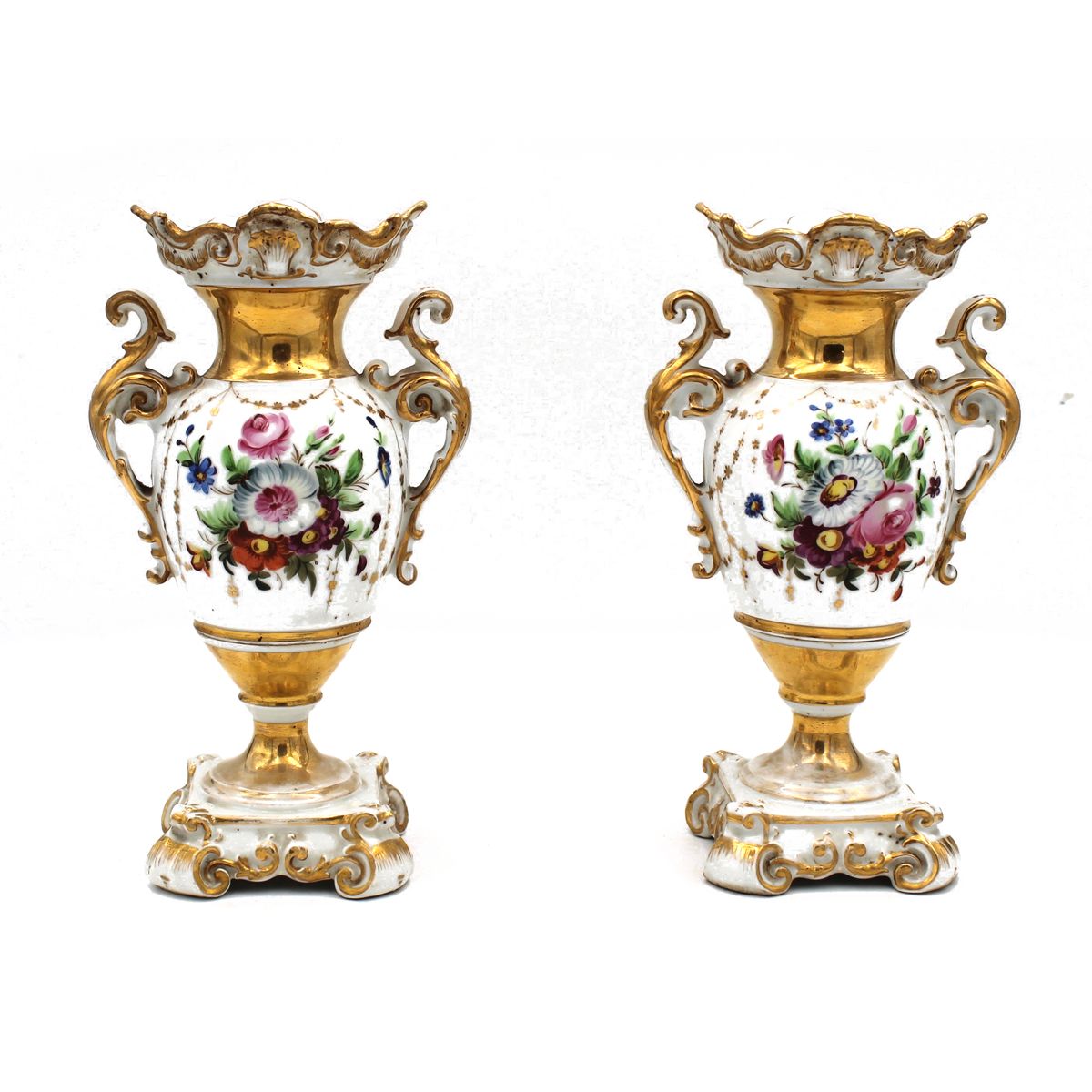 COPPIA DI VASI - PAIR OF VASES 古董瓷器，装饰有多色和鎏金的花卉图案。法国。路易-菲利普时代。Cm H 26
古老的瓷器上装饰着多&hellip;