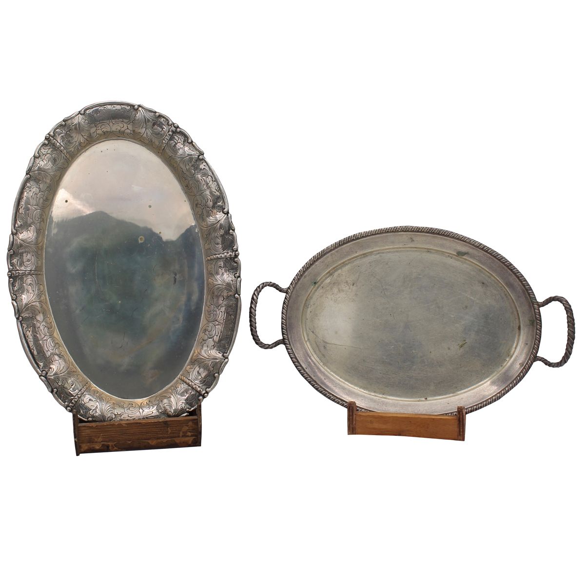 DUE VASSOI - TWO TRAYS Argent gravé et gaufré. 20ème siècle. Kg. 1.003
Argent gr&hellip;