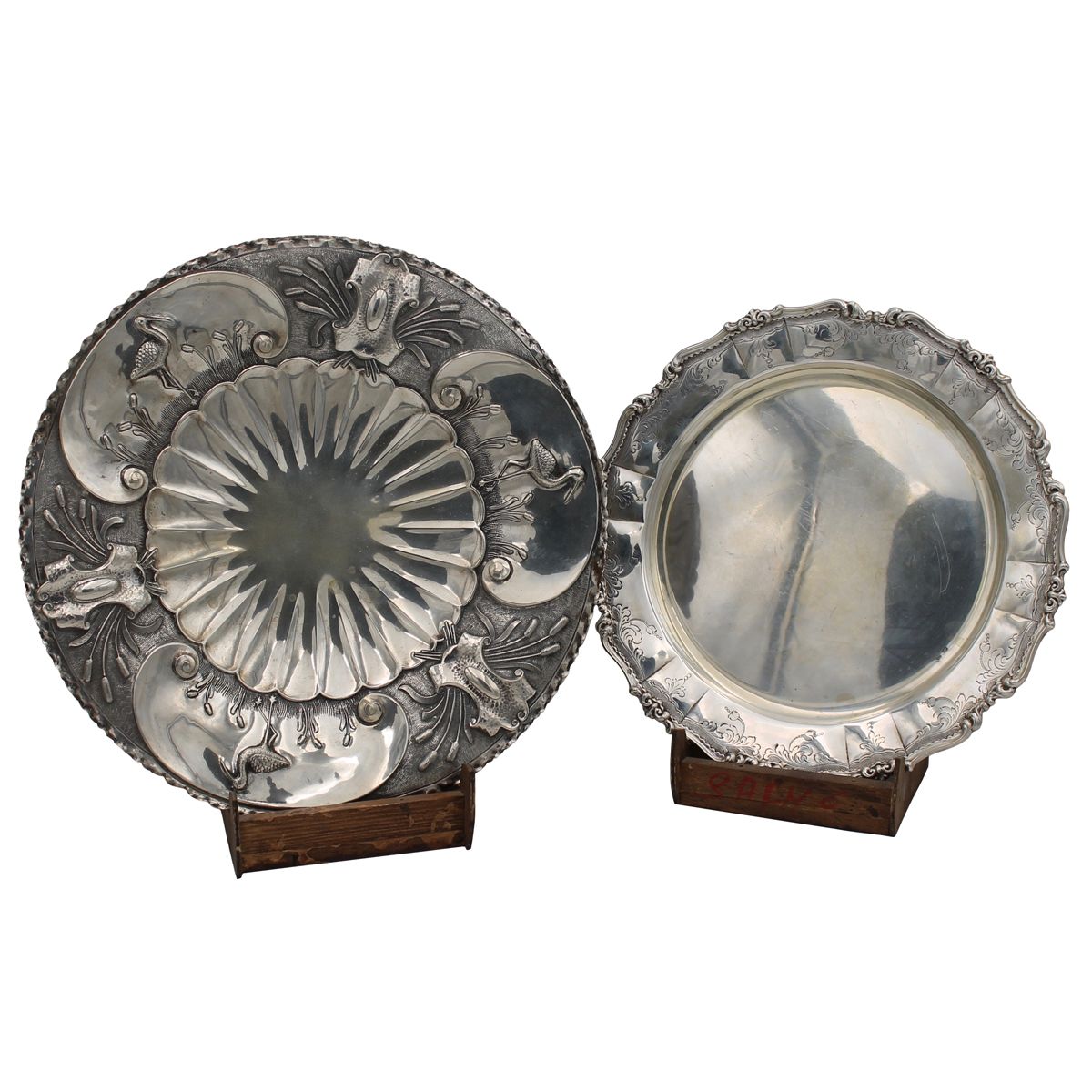 DUE PIATTI - TWO DISH 雕刻和压印的银色。20世纪。Kg.1.100
雕刻和压印的银。20世纪。1.100公斤