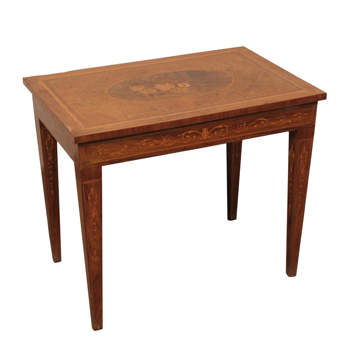TAVOLINO BASSO - LOW TABLE 木头上镶嵌着装饰性的图案。20世纪。Cm 40x60 H 50
镶嵌有装饰图案的木材。20世纪。Cm 40&hellip;